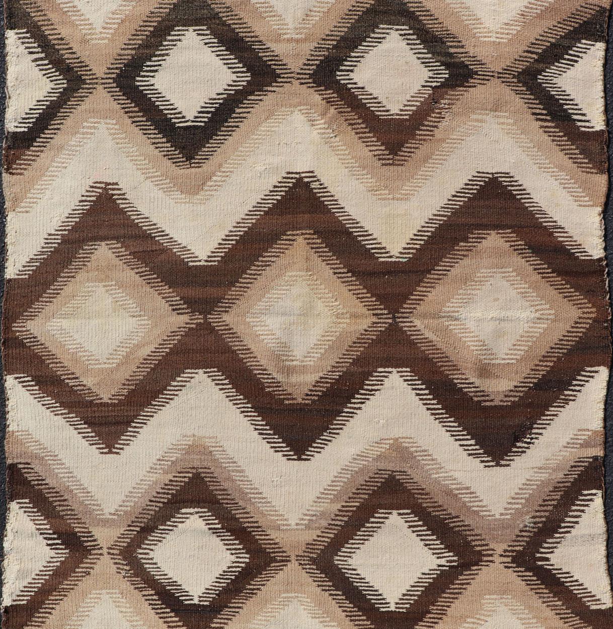 Amerikanischer Navajo-Teppich mit geometrischem Rautendesign in Tan, Brown, Cream (Wolle) im Angebot