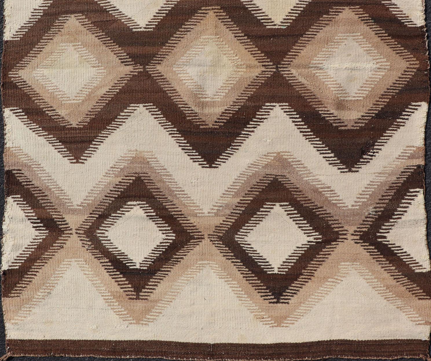 Tapis Navajo américain à motifs géométriques en forme de losange sur toute la surface en Tan, Brown, Cream en vente 1