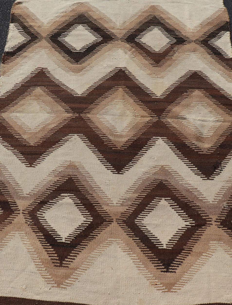 Tapis Navajo américain à motifs géométriques en forme de losange sur toute la surface en Tan, Brown, Cream en vente 2