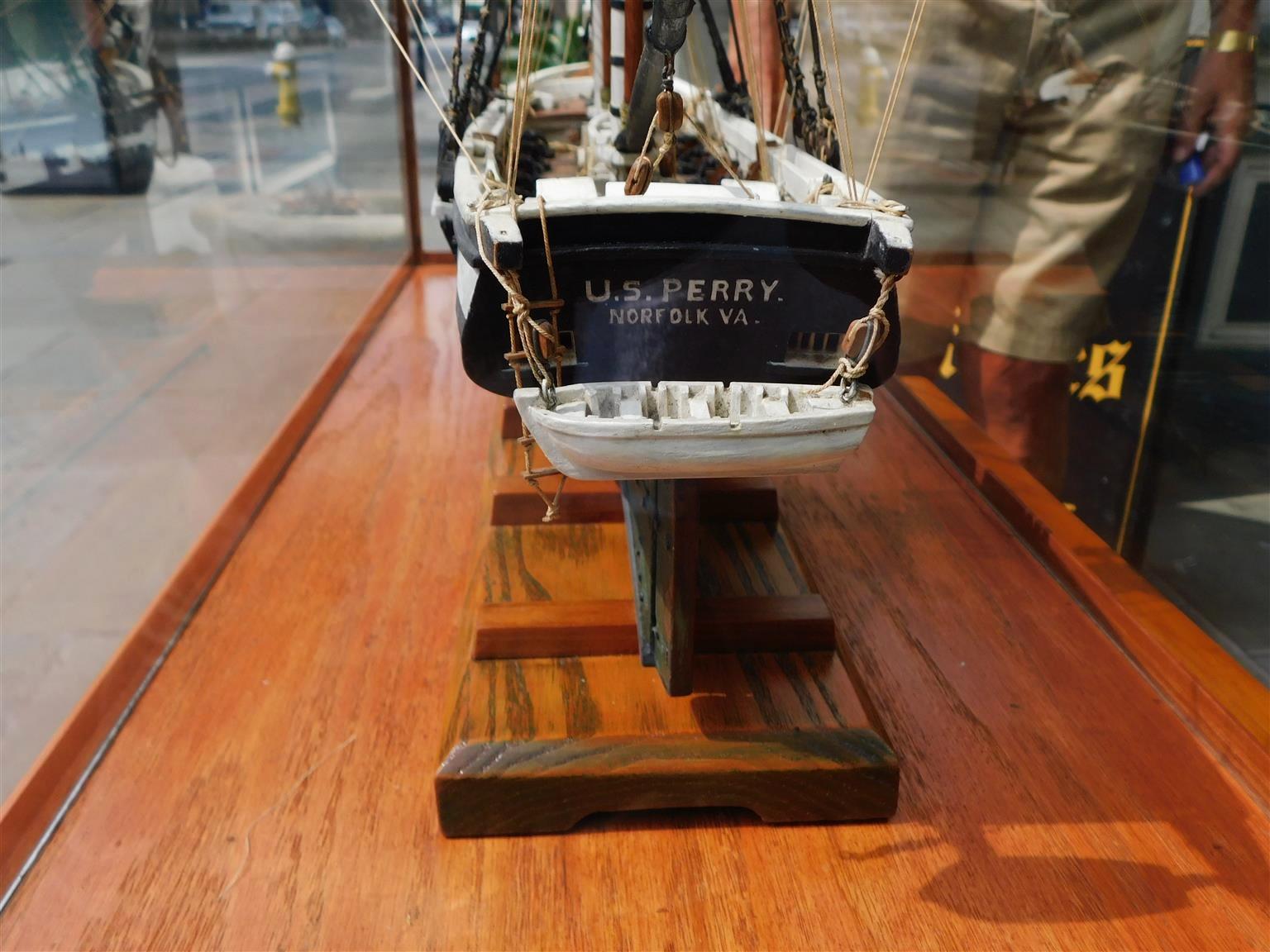 Modèle de bateau de brick de marine américain à deux mâts sous verre, Perry, États-Unis, 20e siècle en vente 3
