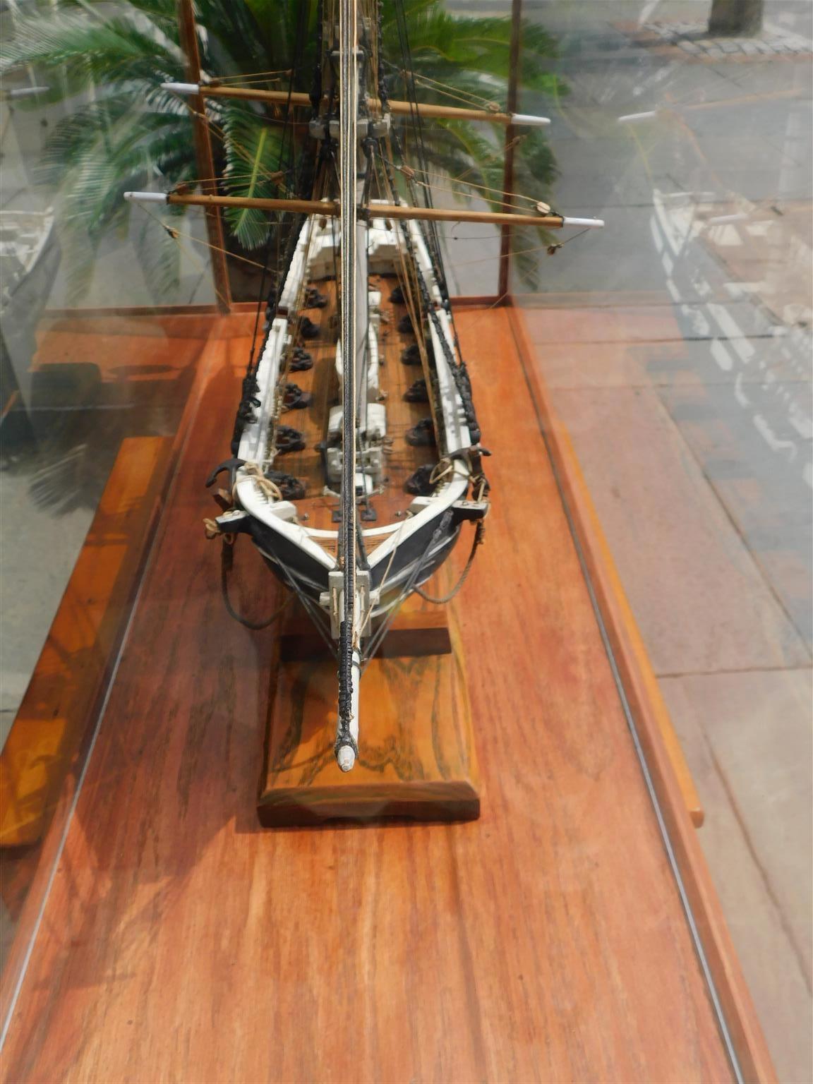 Sculpté à la main Modèle de bateau de brick de marine américain à deux mâts sous verre, Perry, États-Unis, 20e siècle en vente