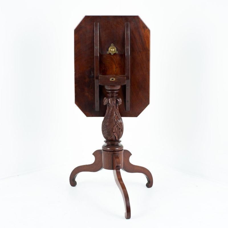 American Neoclassical Feather Carved Mahogany Tilt Top Tea Table, 1815 In Good Condition For Sale In Kenilworth, IL
