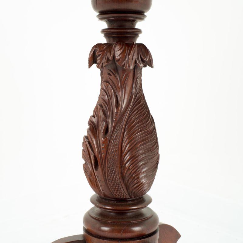 Early 19th Century American Neoclassical Feather Carved Mahogany Tilt Top Tea Table, 1815 For Sale