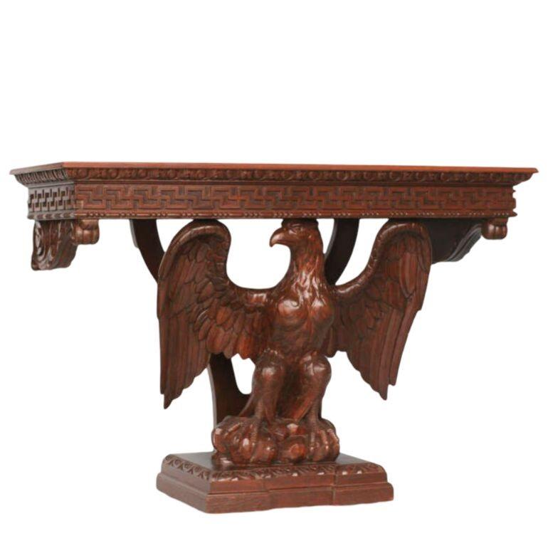 Table console américaine néoclassique sculptée à la main. Le plateau rectangulaire en chêne est soutenu par un aigle aux ailes déployées, le socle effilé avec un relief sculpté d'une clé grecque et des détails sculptés à la main le long de la
