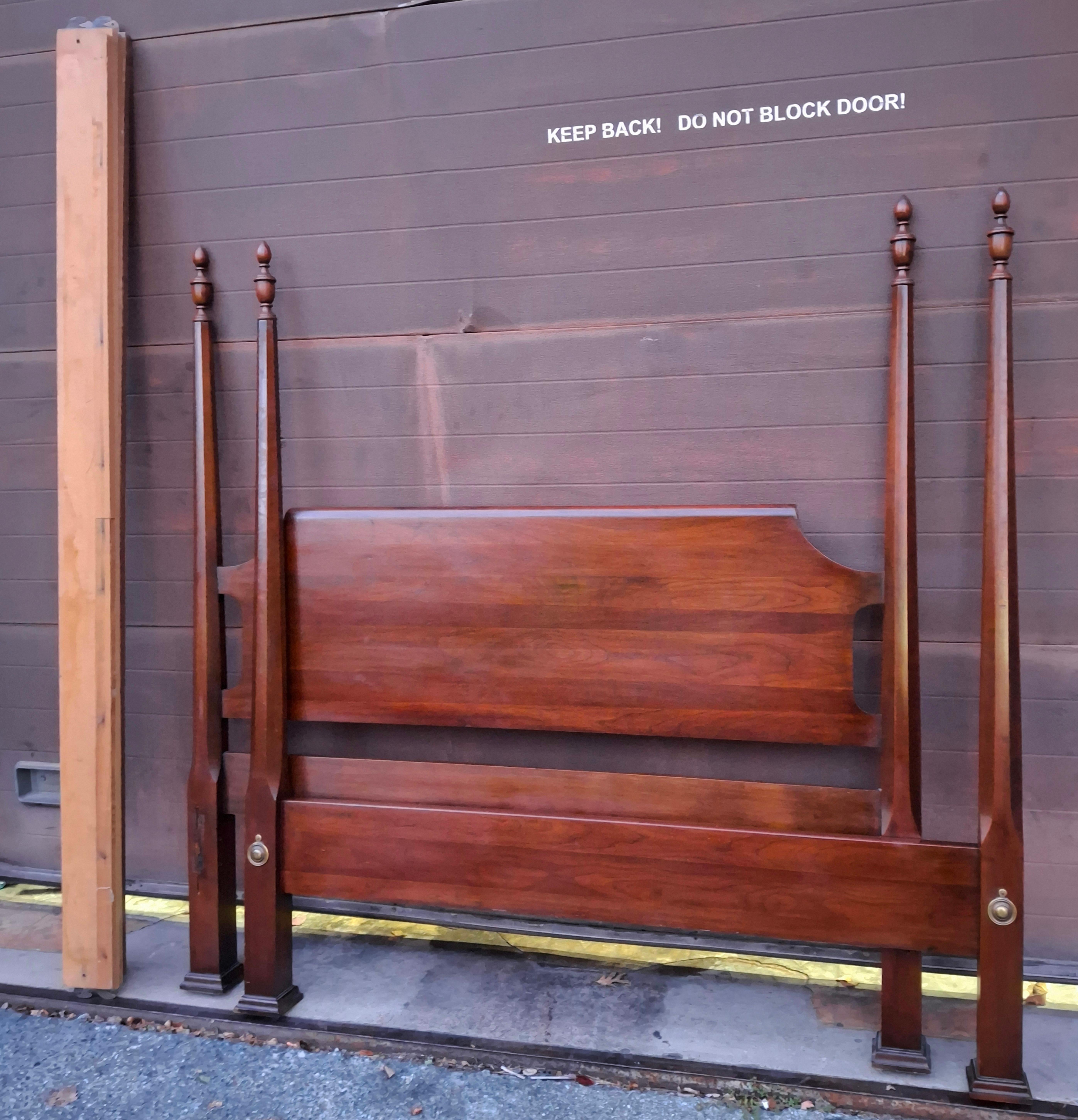 American Neoclassical Massivholz Kirsche Semi-Poster Full Size Bettgestell im Angebot 4