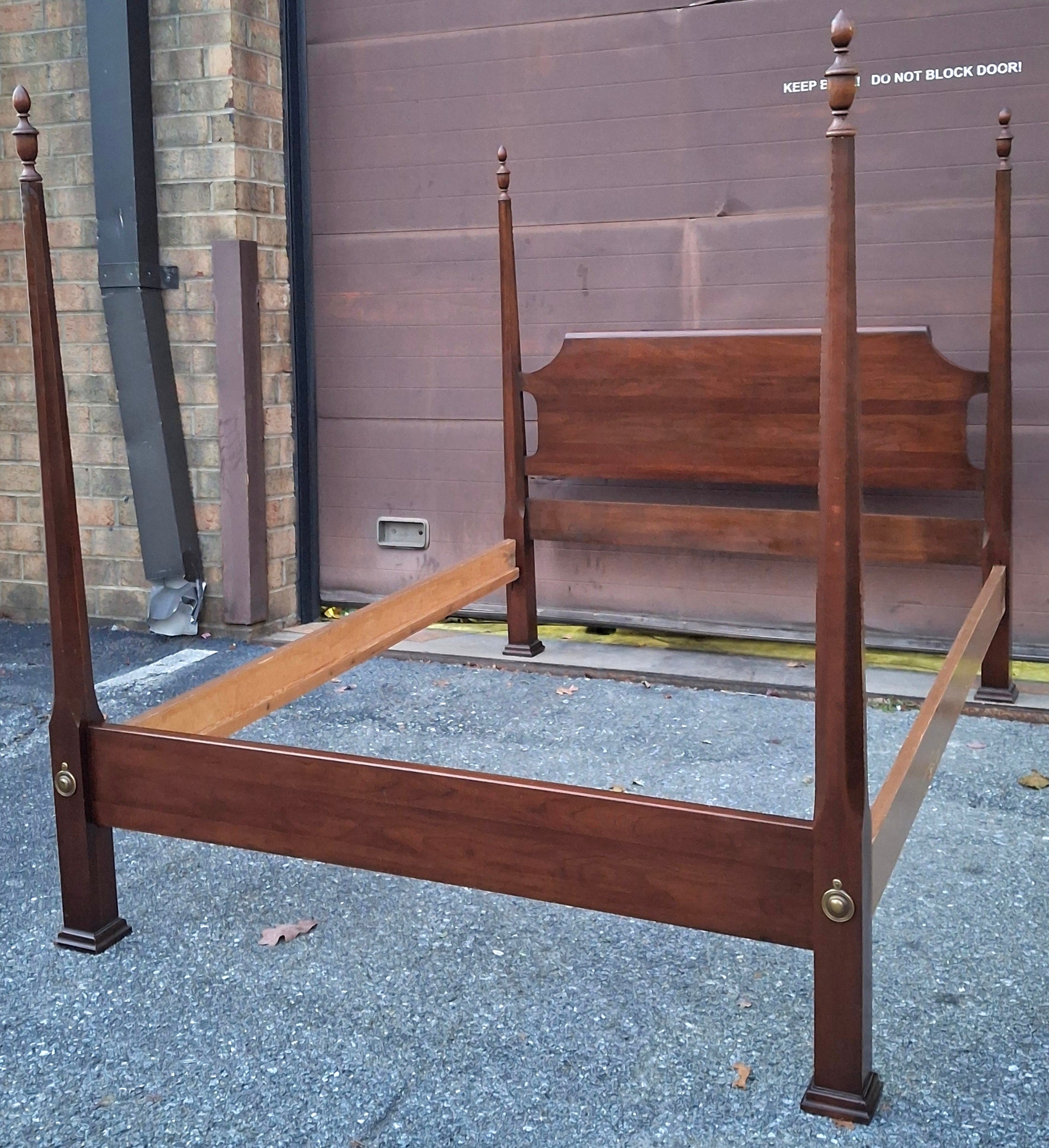 20. Jahrhundert American Classical Massivholz Kirsche Semi-Poster Full Size  Bettgestell
Messen Sie 57