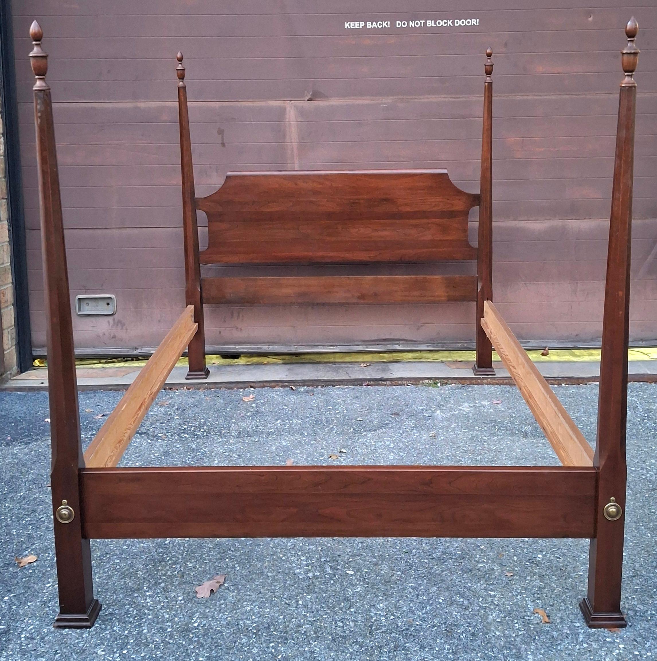 American Neoclassical Massivholz Kirsche Semi-Poster Full Size Bettgestell (Neoklassisch) im Angebot