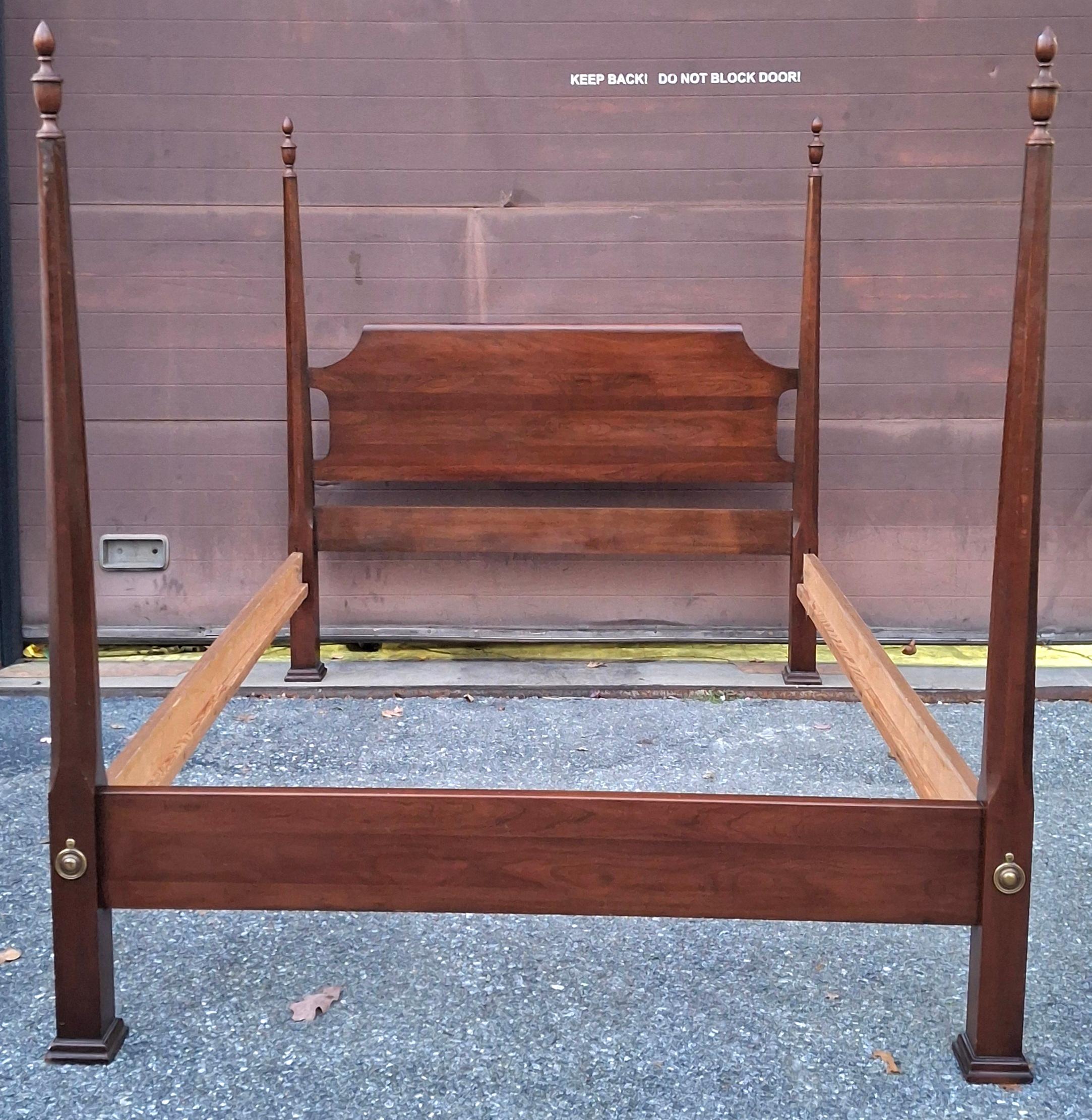 American Neoclassical Massivholz Kirsche Semi-Poster Full Size Bettgestell (amerikanisch) im Angebot