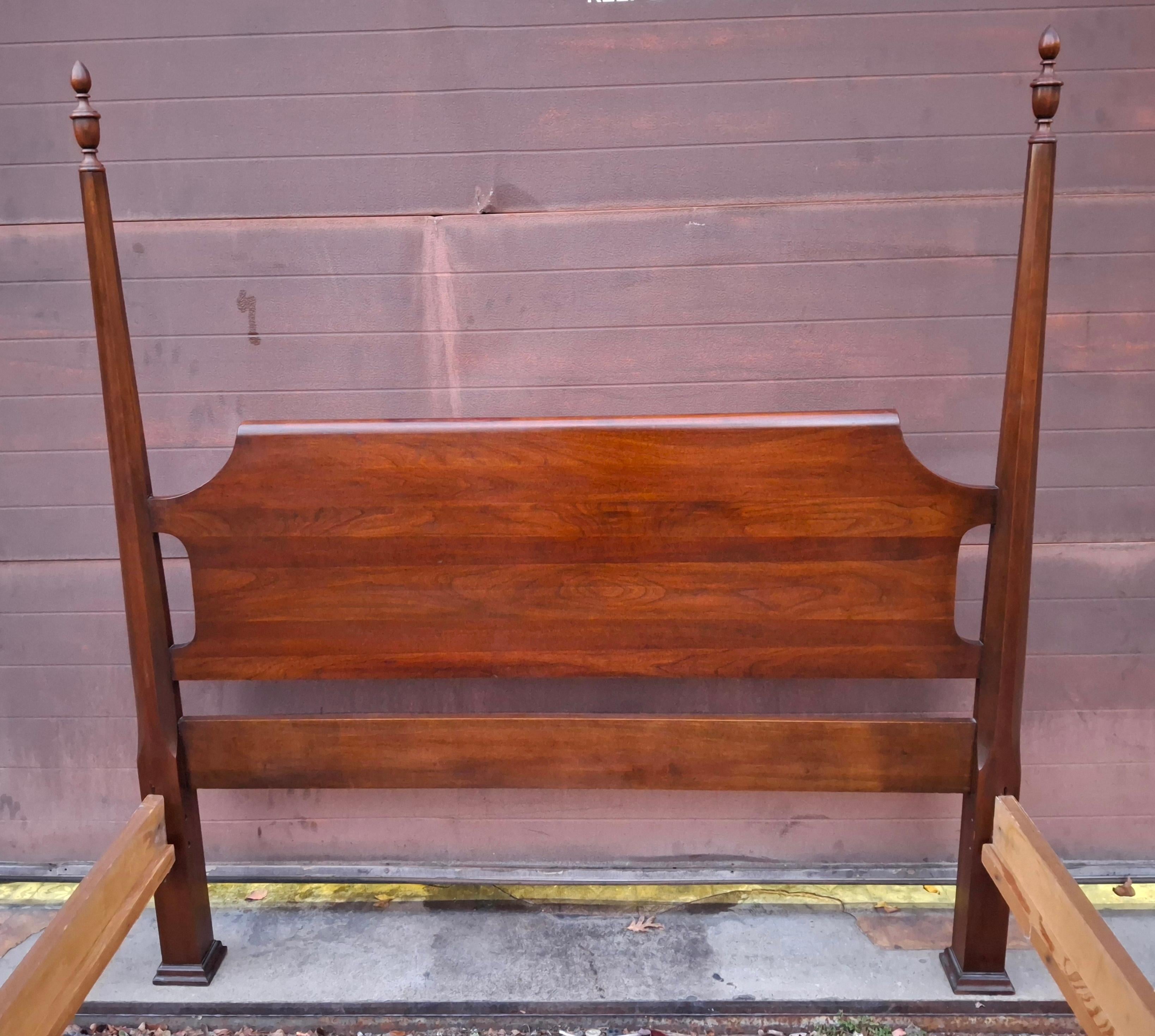 American Neoclassical Massivholz Kirsche Semi-Poster Full Size Bettgestell (Gebeizt) im Angebot