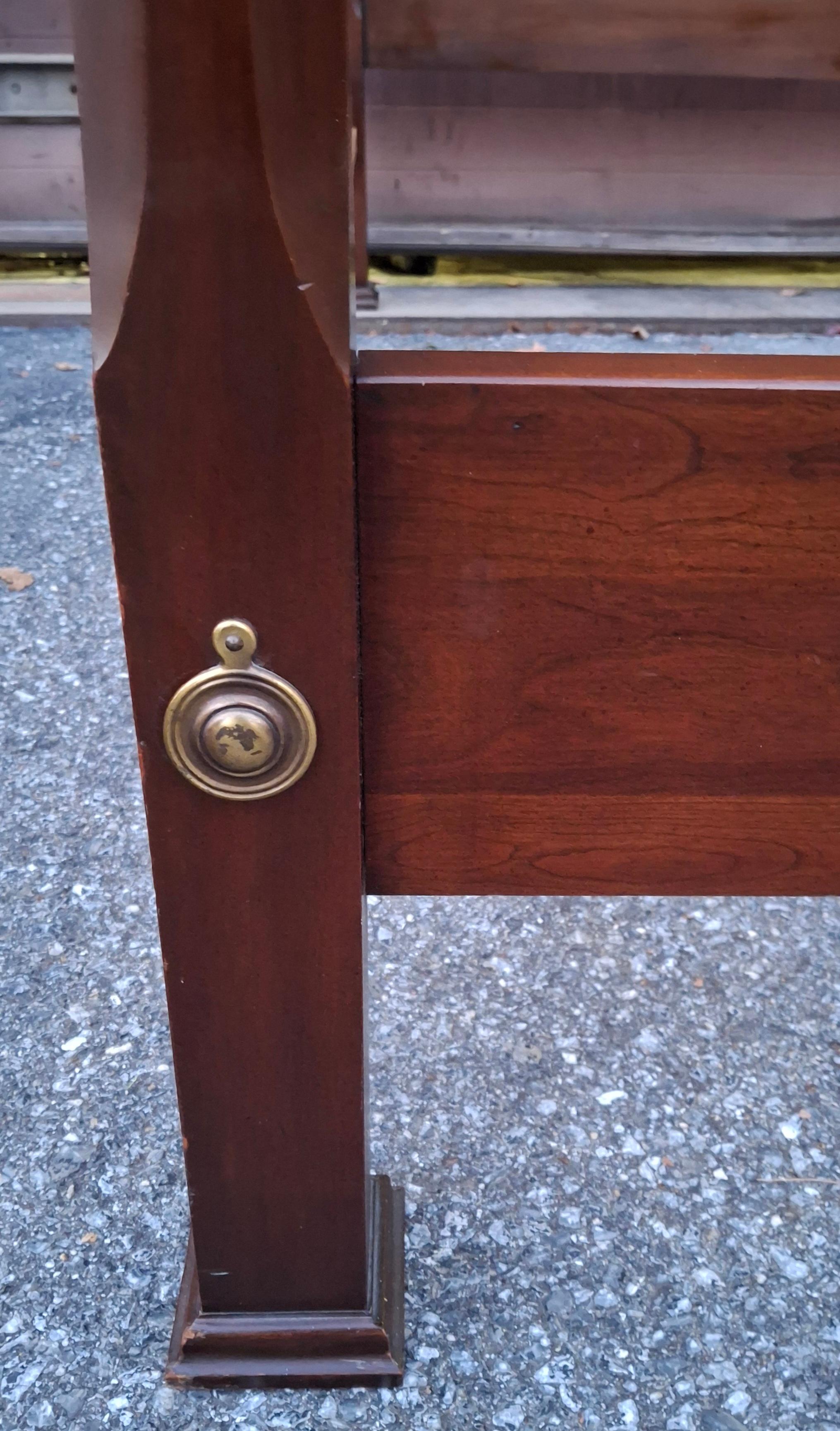 American Neoclassical Massivholz Kirsche Semi-Poster Full Size Bettgestell im Zustand „Gut“ im Angebot in Germantown, MD