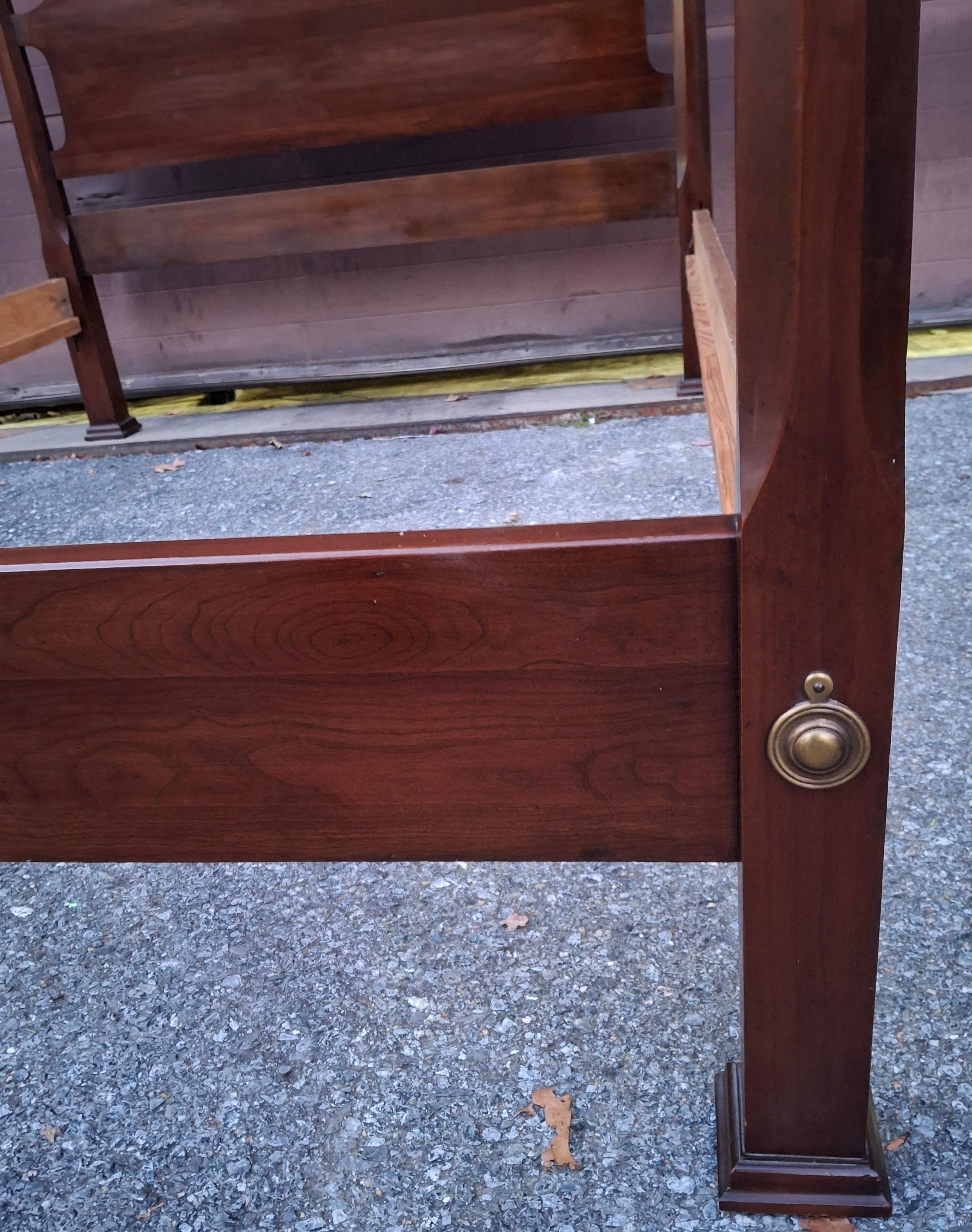 American Neoclassical Massivholz Kirsche Semi-Poster Full Size Bettgestell (20. Jahrhundert) im Angebot