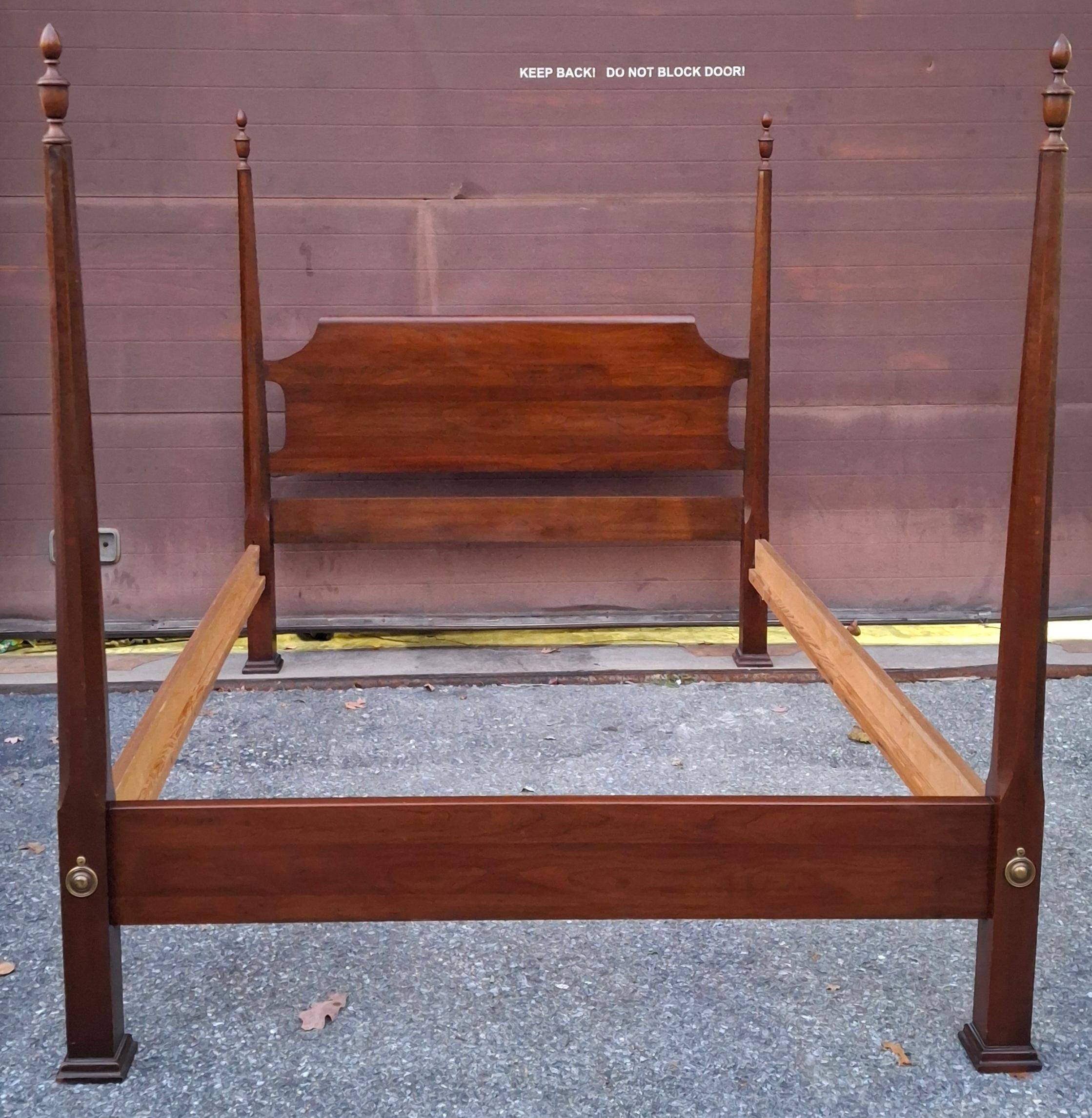 American Neoclassical Massivholz Kirsche Semi-Poster Full Size Bettgestell im Angebot 2