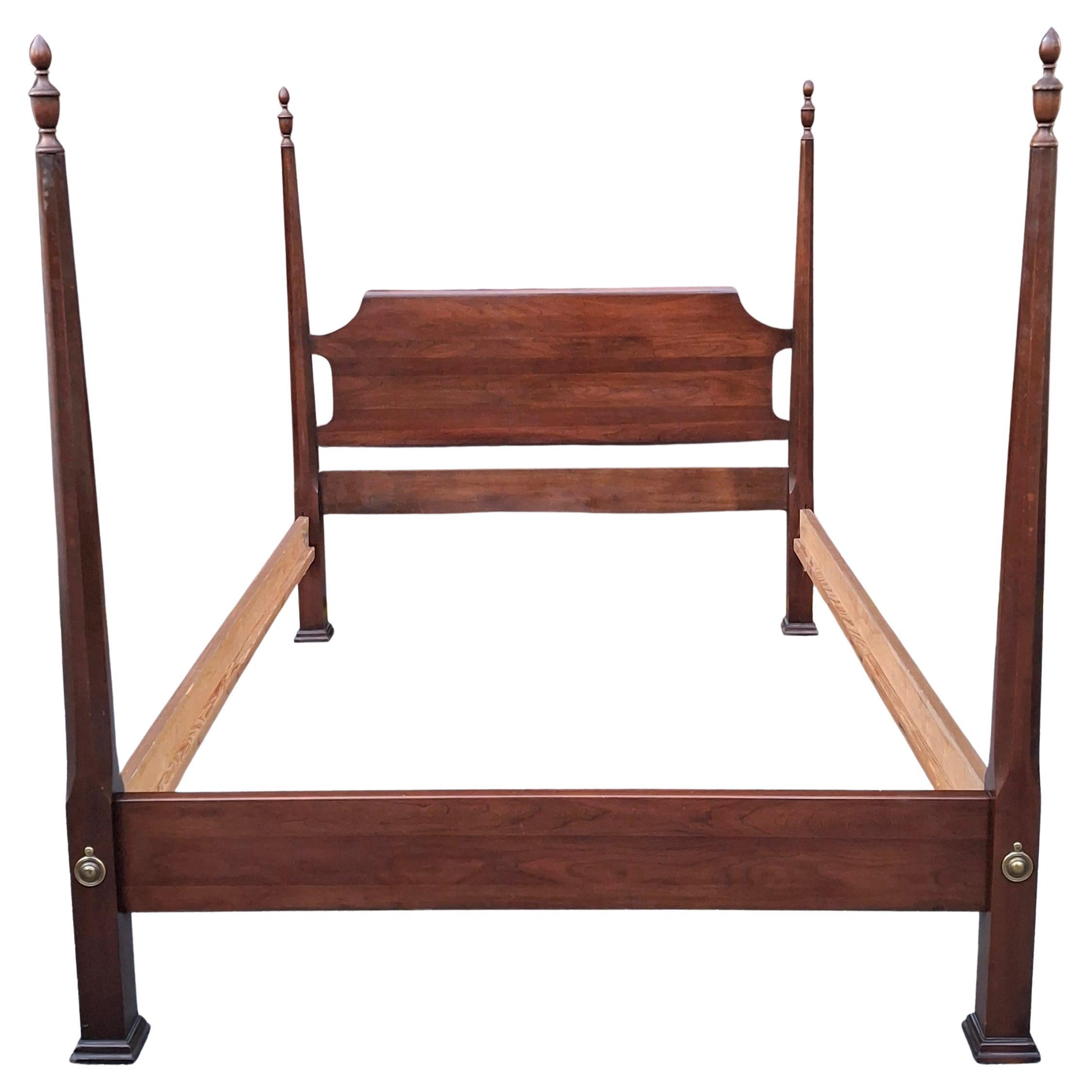 Cadre de lit complet en cerisier massif de style néoclassique américain