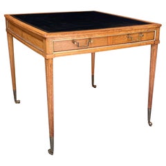 Table de jeu carrée en bois fruitier de style néoclassique américain  avec couvercle en cuir