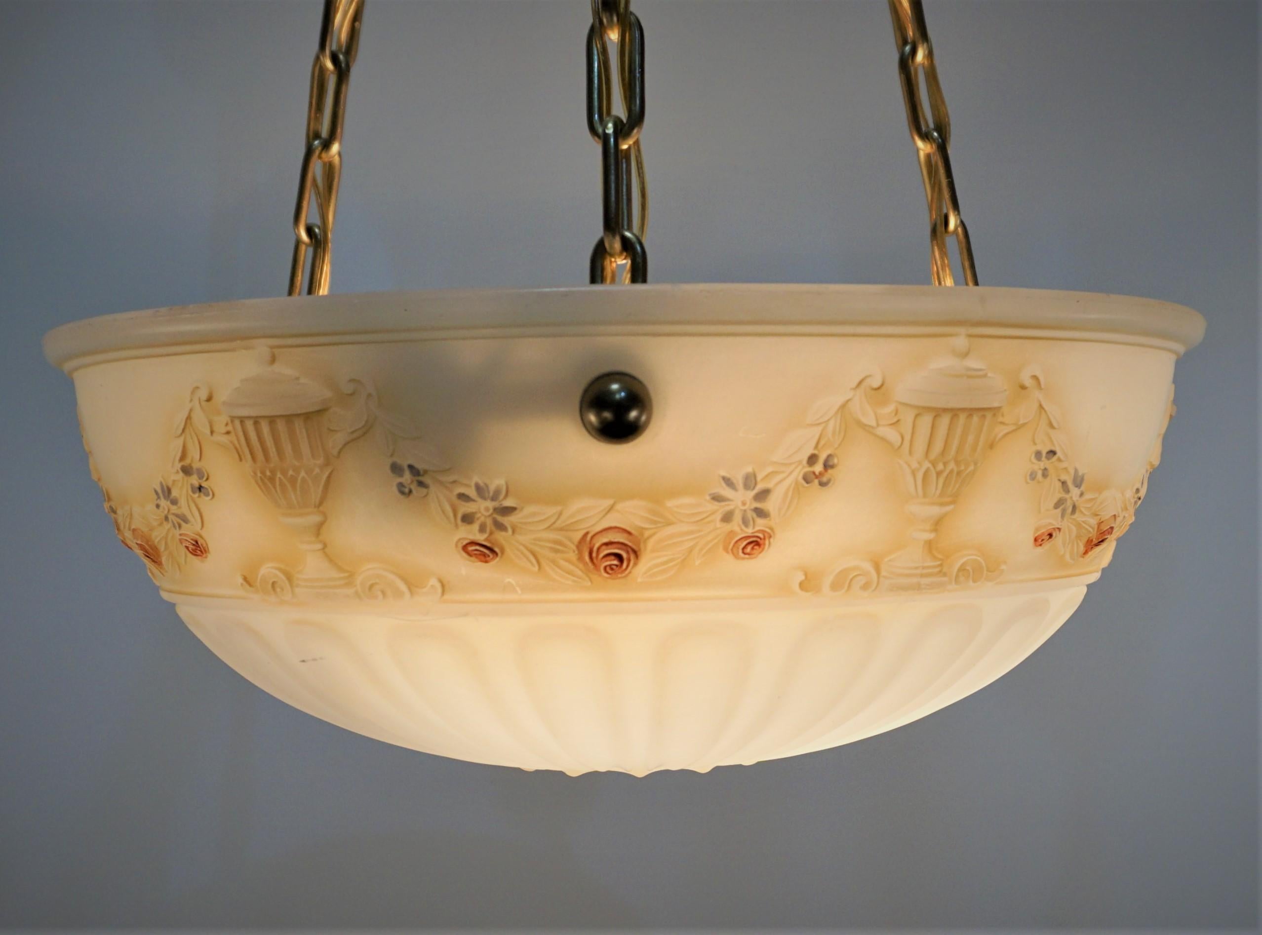 Amerikanischer Kronleuchter aus Glas und Messing im neoklassischen Stil #4 im Zustand „Gut“ im Angebot in Fairfax, VA
