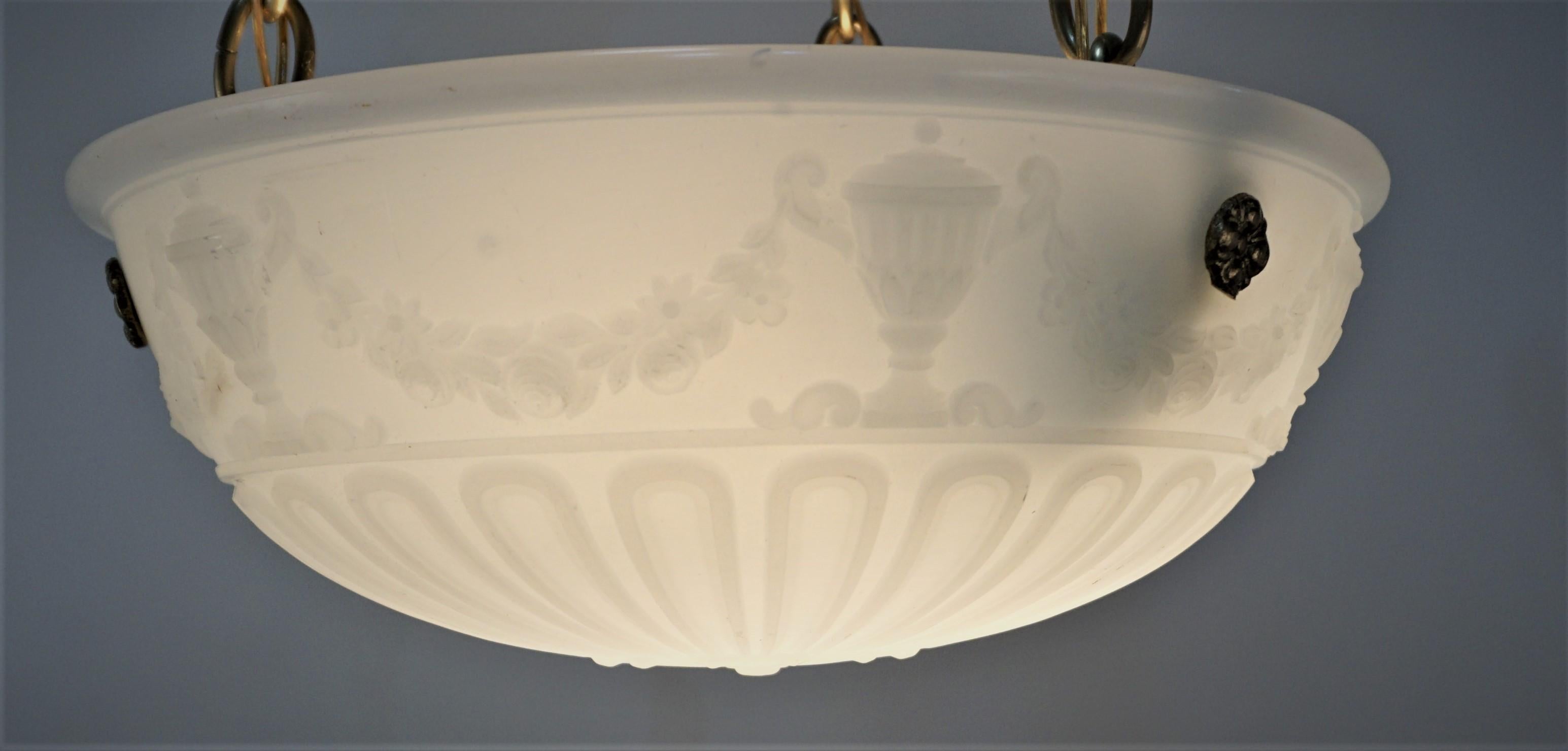 American 1920s heavy white glass, resemble white alabaster but much more durable in neoclassical style chandelier with brass chain and canopy.
Trois lampes, 150 watts maximum chacune.
Recâblage professionnel et prêt à être installé.
La hauteur peut