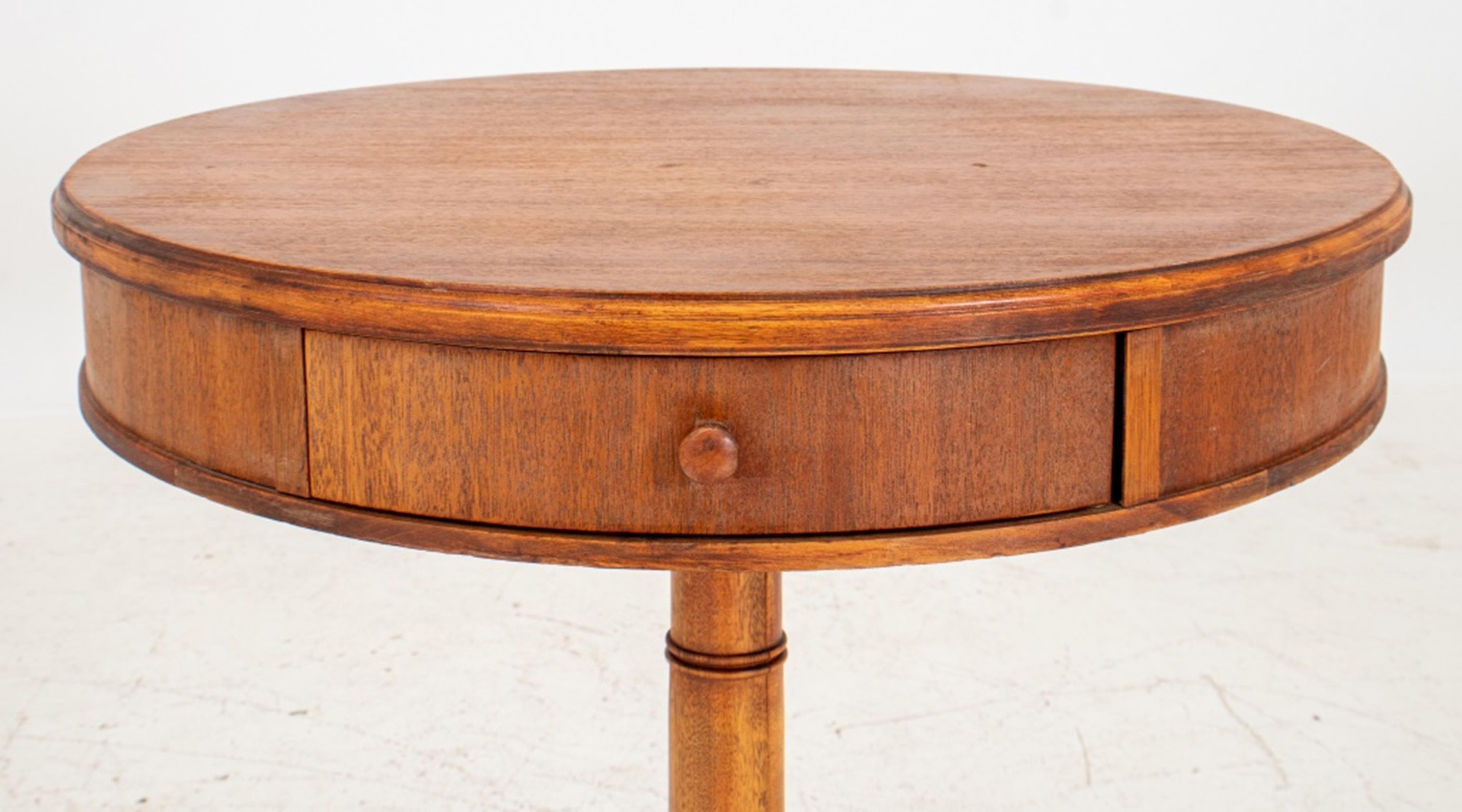 American Neoclassical Style Wood Side Table In Good Condition For Sale In New York, NY