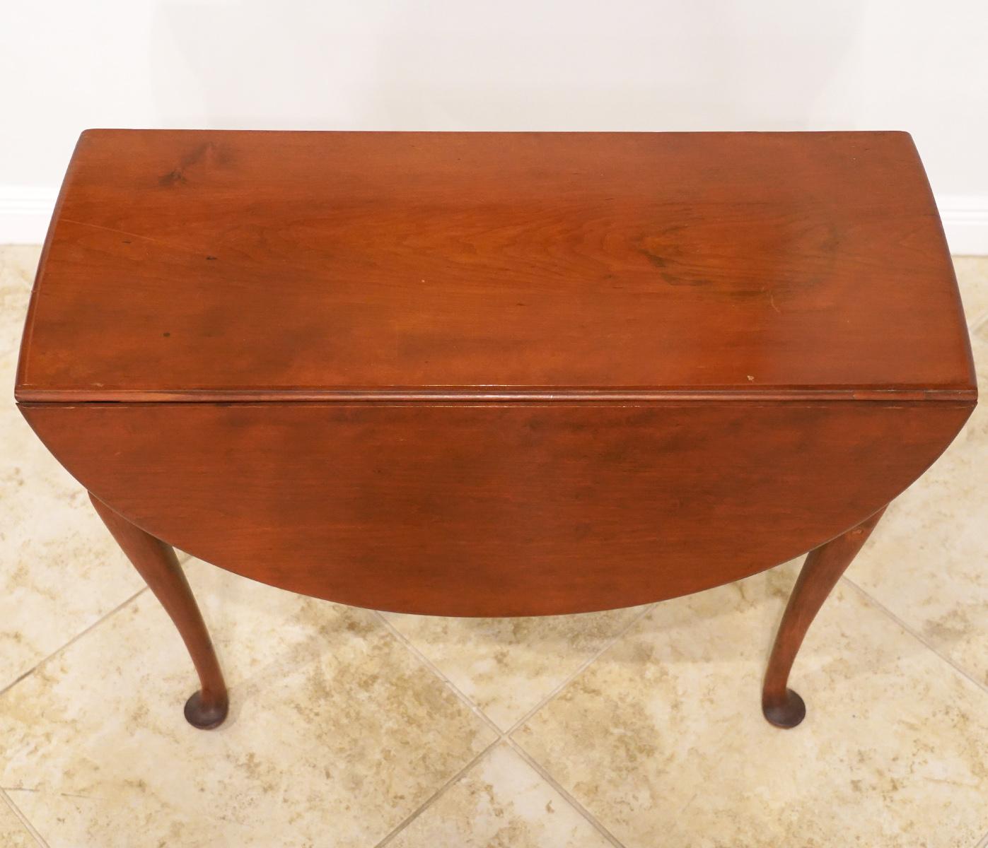 American New England Queen Anne Style Cherry Drop Leaf Table, circa 1780 In Good Condition In Ft. Lauderdale, FL