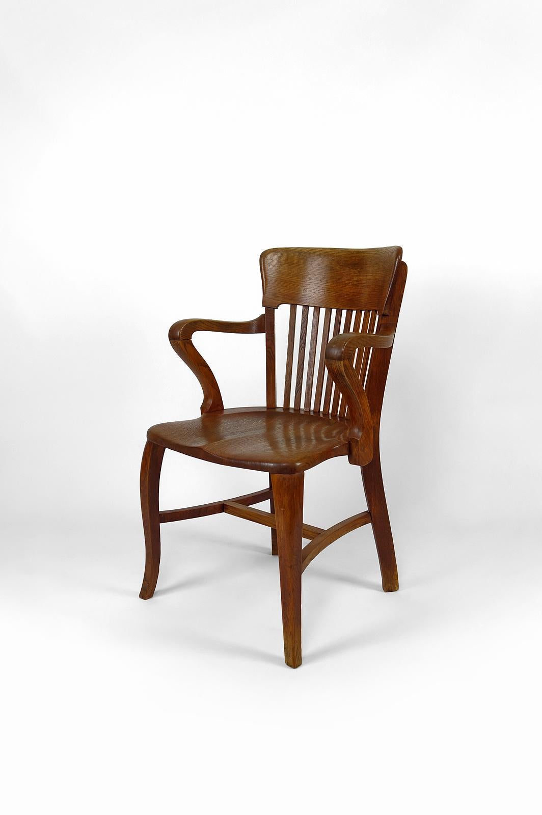 American oak office armchair.
USA, circa 1900
Industrial style, Belle Epoque, Victorian, Art Nouveau

In good condition.

Dimensions:
height 87 cm
width 56 cm
depth 50 cm
seat height 44 cm