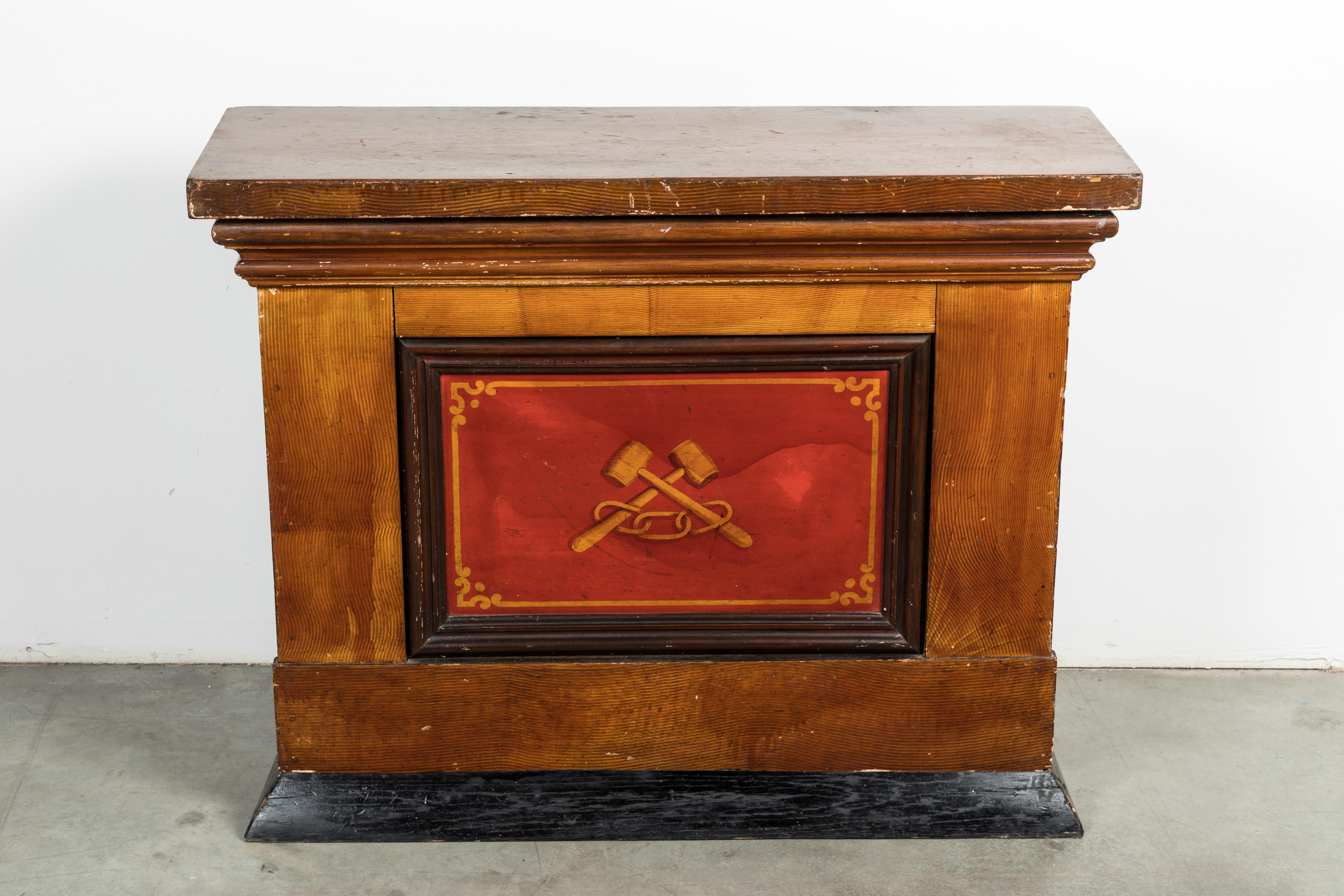 Bois Verre artisanal à comptoir en bois rouge peint en grain de l'art populaire américain Odd Fellows Lodge en vente