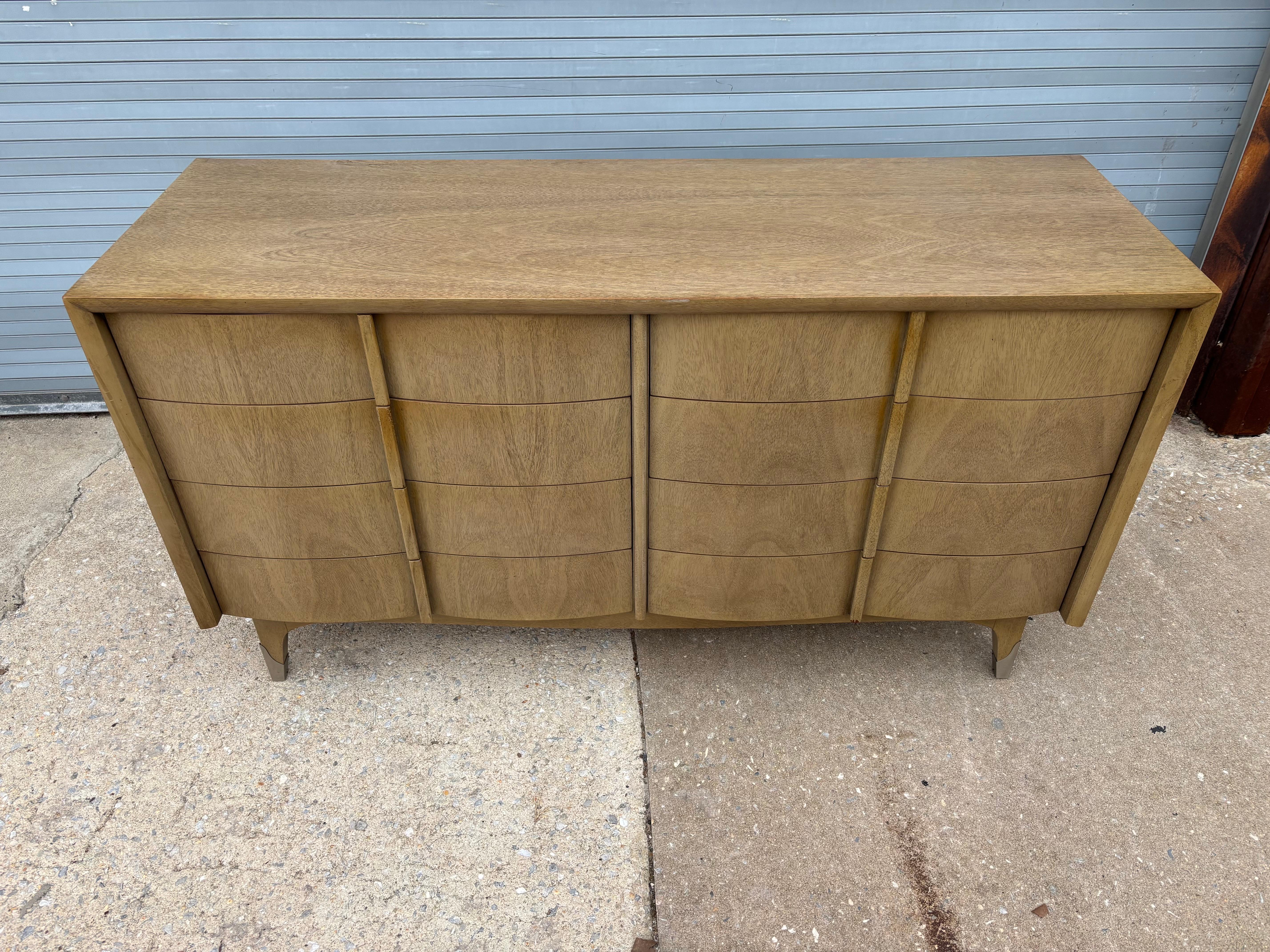 Cómoda de 8 cajones American of Martinsville en Bueno estado para la venta en Philadelphia, PA