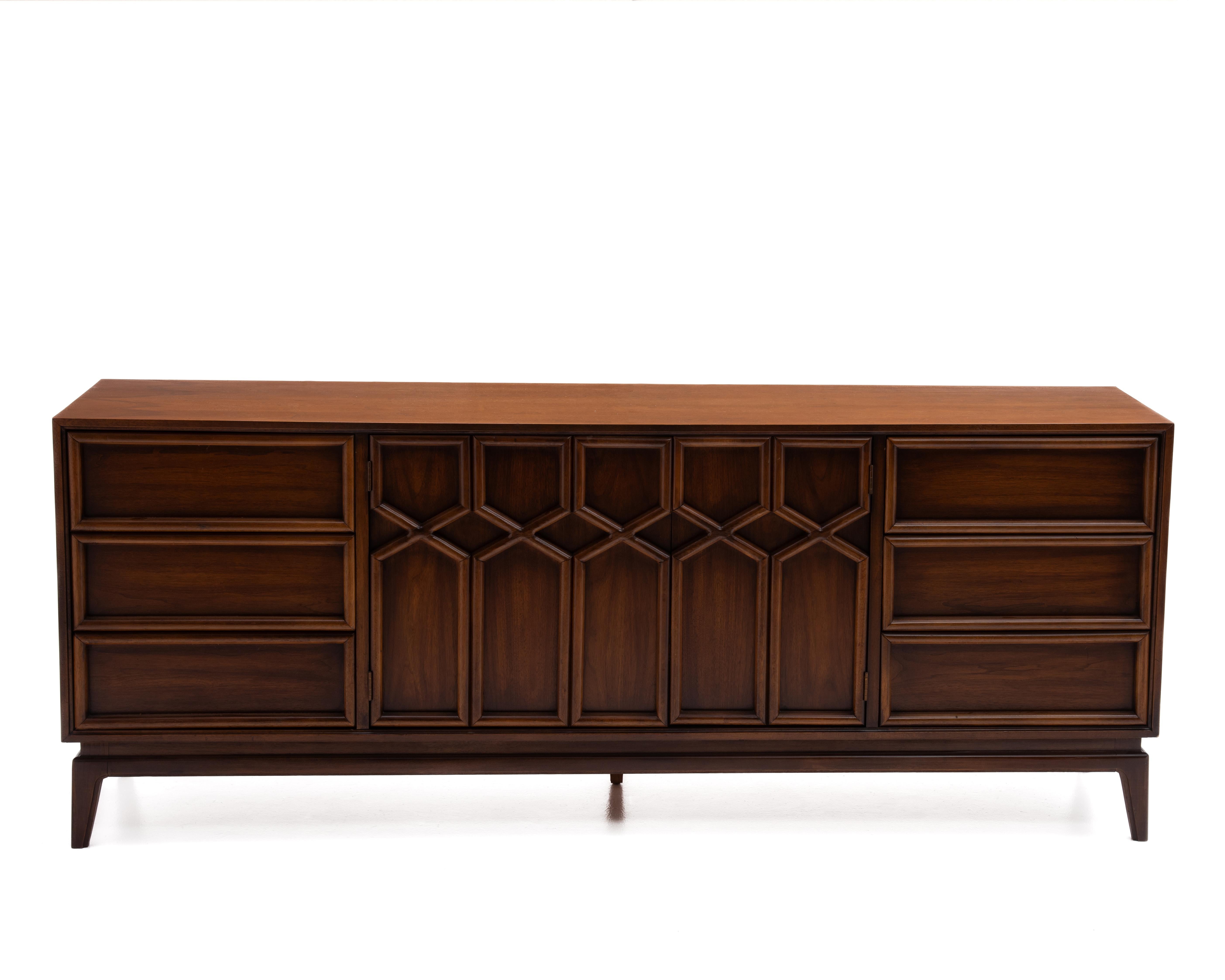 American of Martinsville Cómoda de 9 cajones de nogal Merton Gershun X-Design Madera en venta