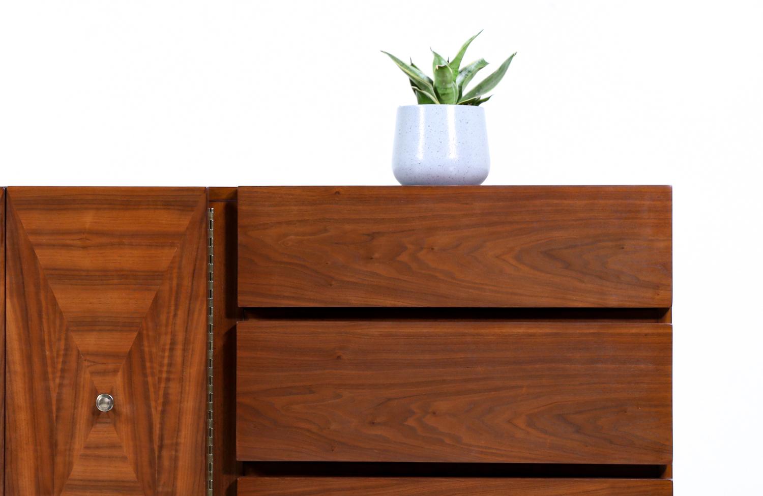 Expertly Restored - American of Martinsville 9-Drawers Walnut Dresser In Excellent Condition For Sale In Los Angeles, CA