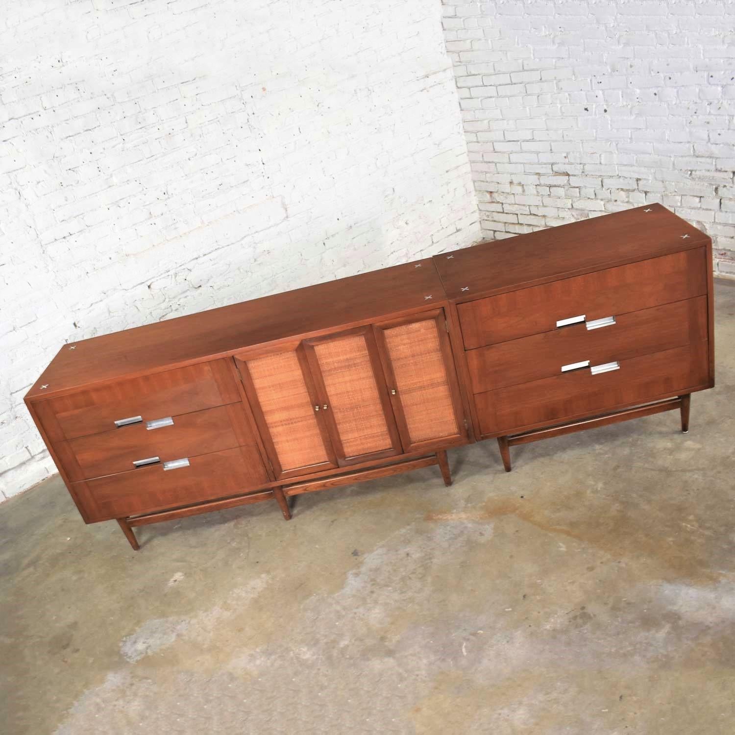 Américain American of Martinsville Accord commode en noyer et canne et coffre de célibataire avec X's en vente