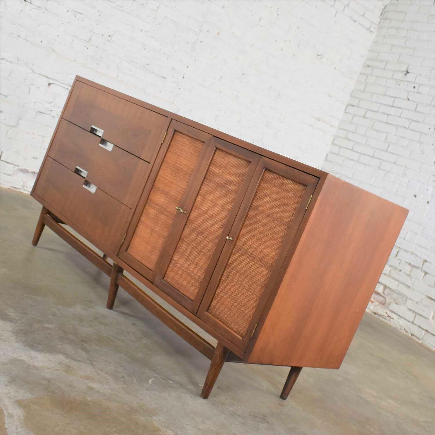 American of Martinsville Accord Walnut & Cane Dresser & Bachelor’s Chest w/ X’s In Good Condition For Sale In Topeka, KS