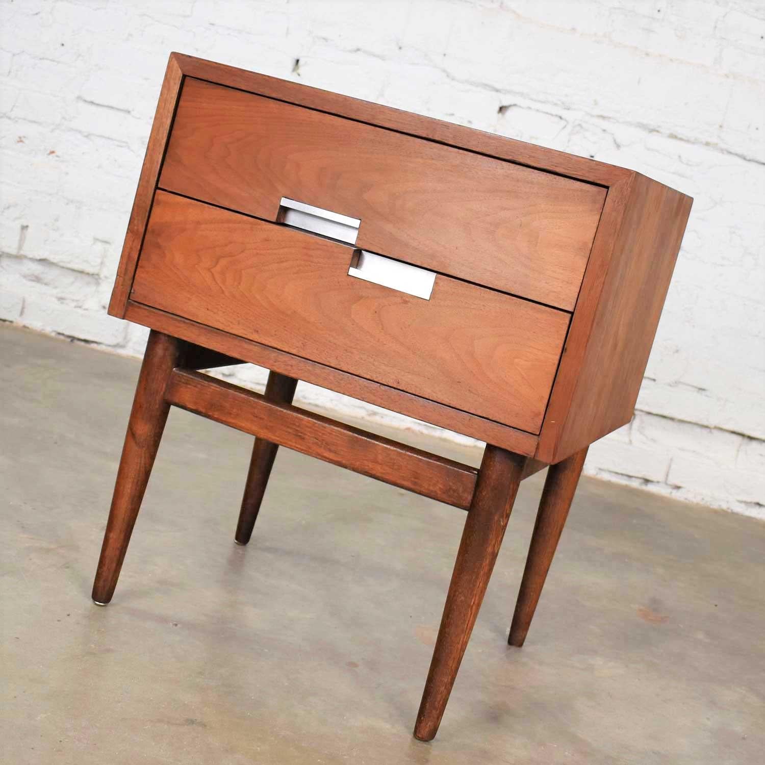 American of Martinsville Accord Walnut Nightstand or End Table with X’s In Good Condition For Sale In Topeka, KS