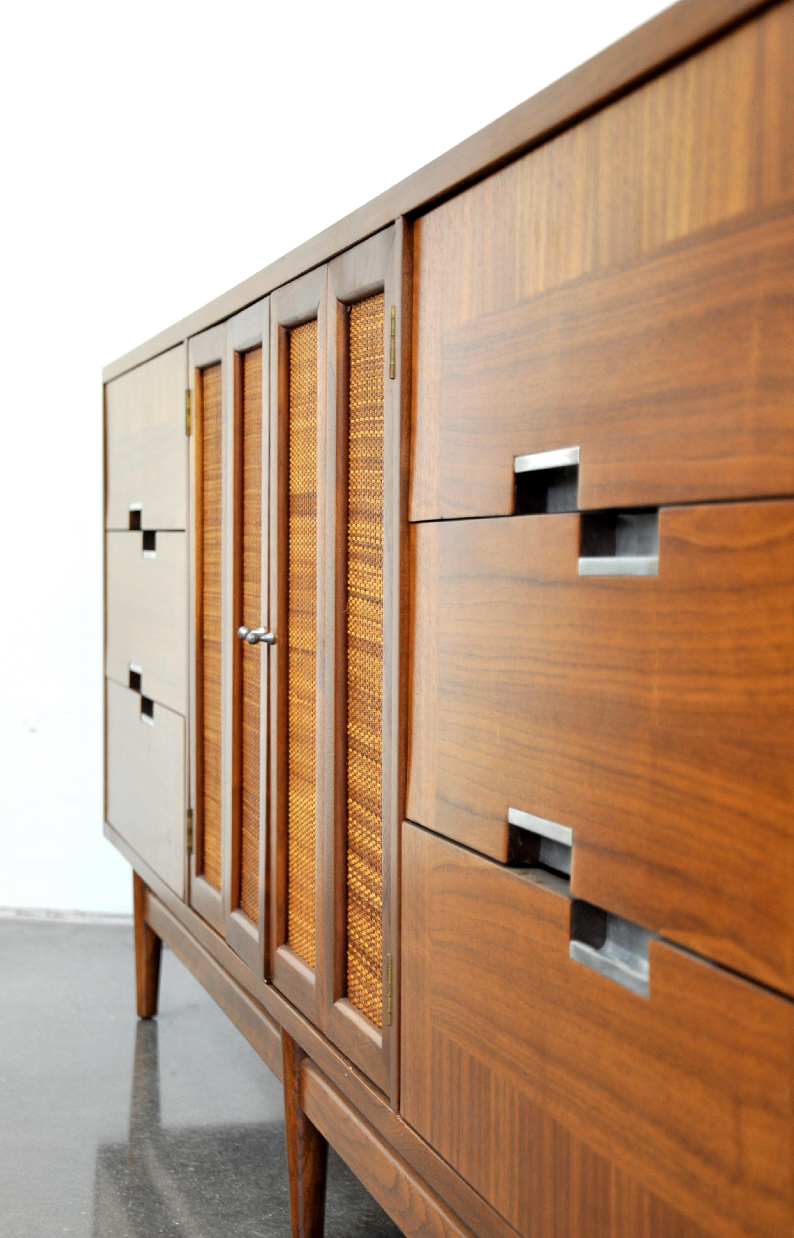 American of Martinsville Accord Walnut Triple Dresser In Excellent Condition In Miami, FL
