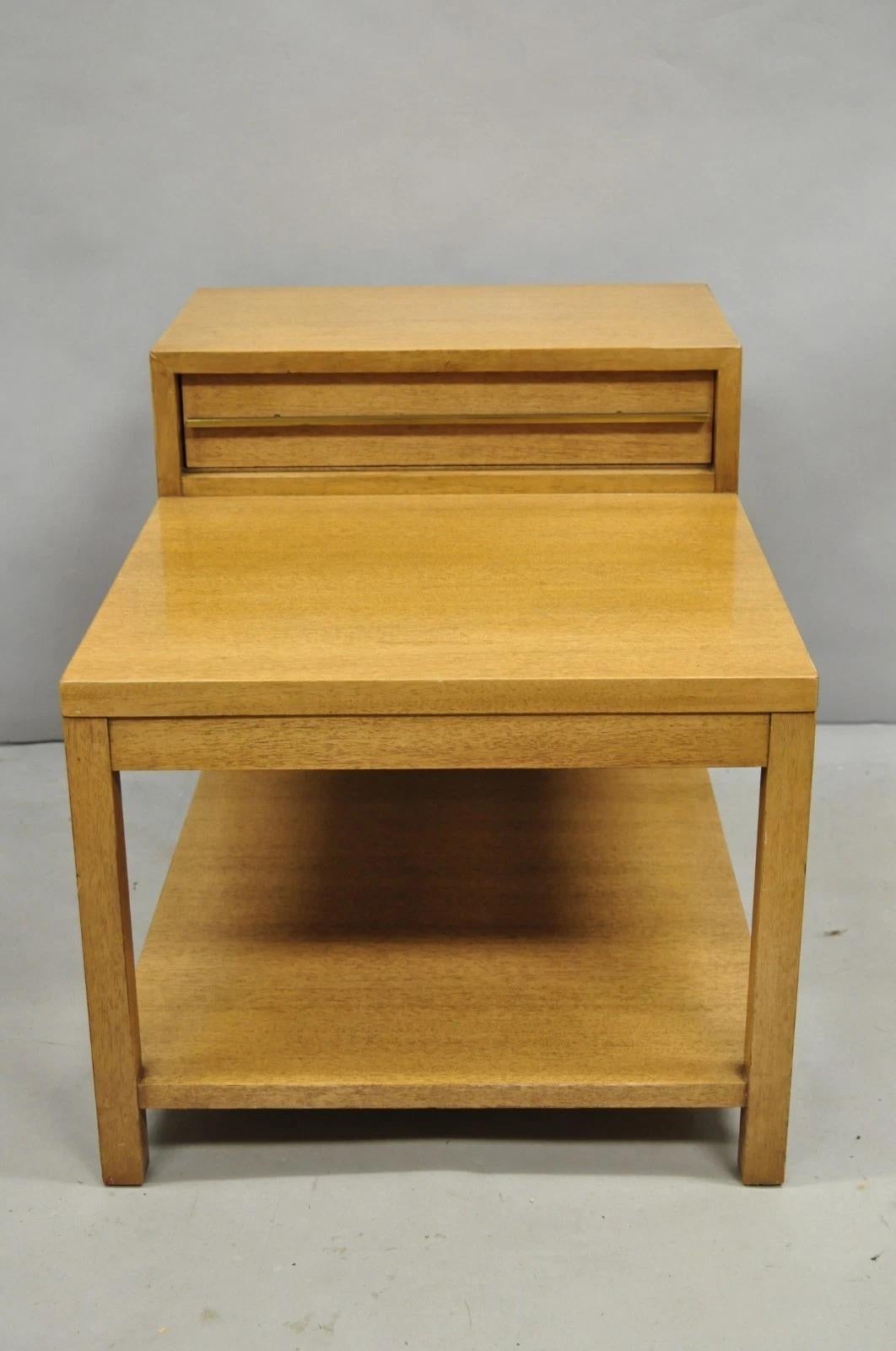 Mid-Century Modern American of Martinsville Table d'appoint Up&Up en acajou blond moderne du milieu du siècle en vente