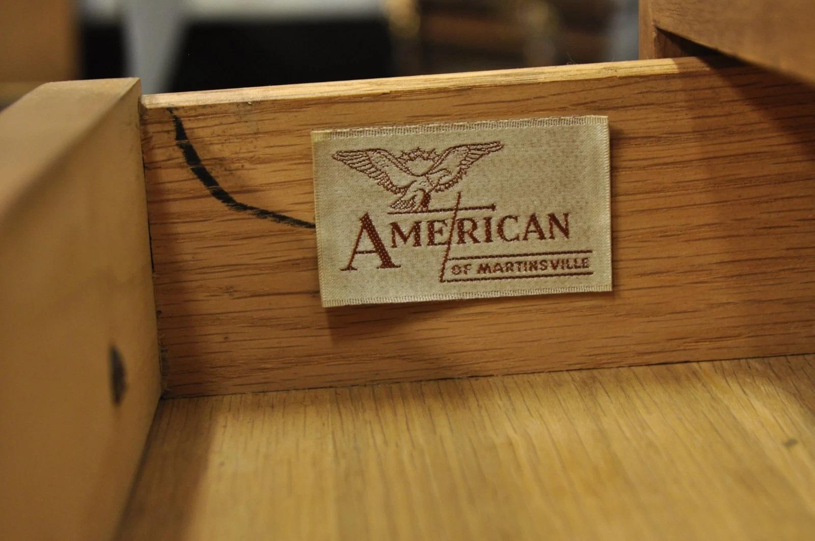 20ième siècle American of Martinsville Table d'appoint Up&Up en acajou blond moderne du milieu du siècle en vente