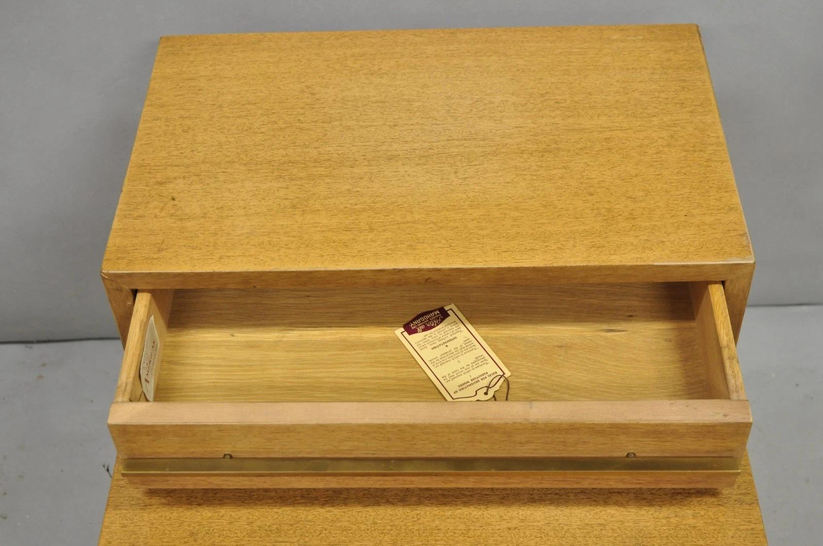 American of Martinsville Table d'appoint Up&Up en acajou blond moderne du milieu du siècle en vente 1