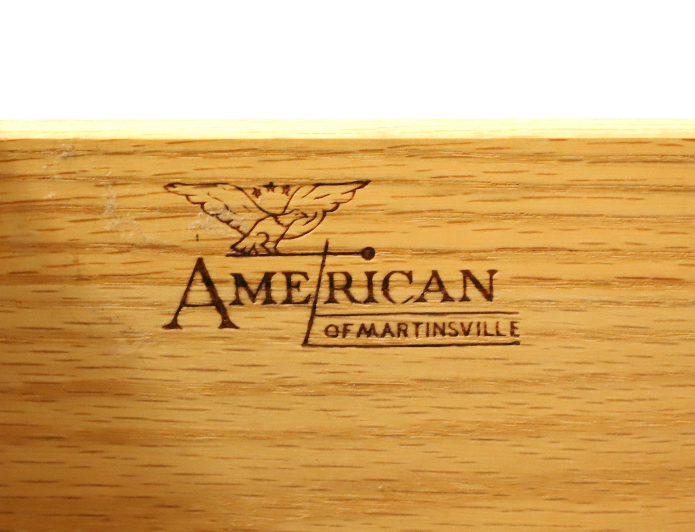 AMERICAN OF MARTINSVILLE Blonder, asiatisch inspirierter Nachttisch mit drei Schubladen aus Nussbaumholz im Angebot 1