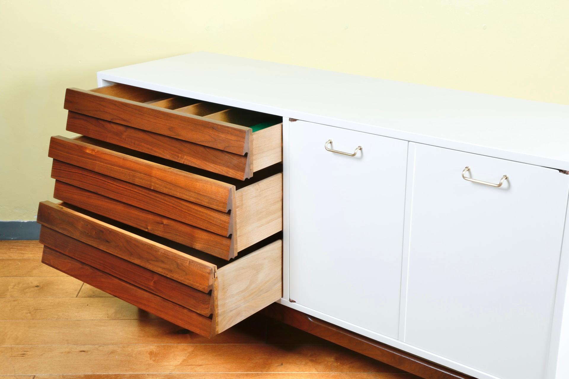 American of Martinsville Credenza In Good Condition In North Hollywood, CA