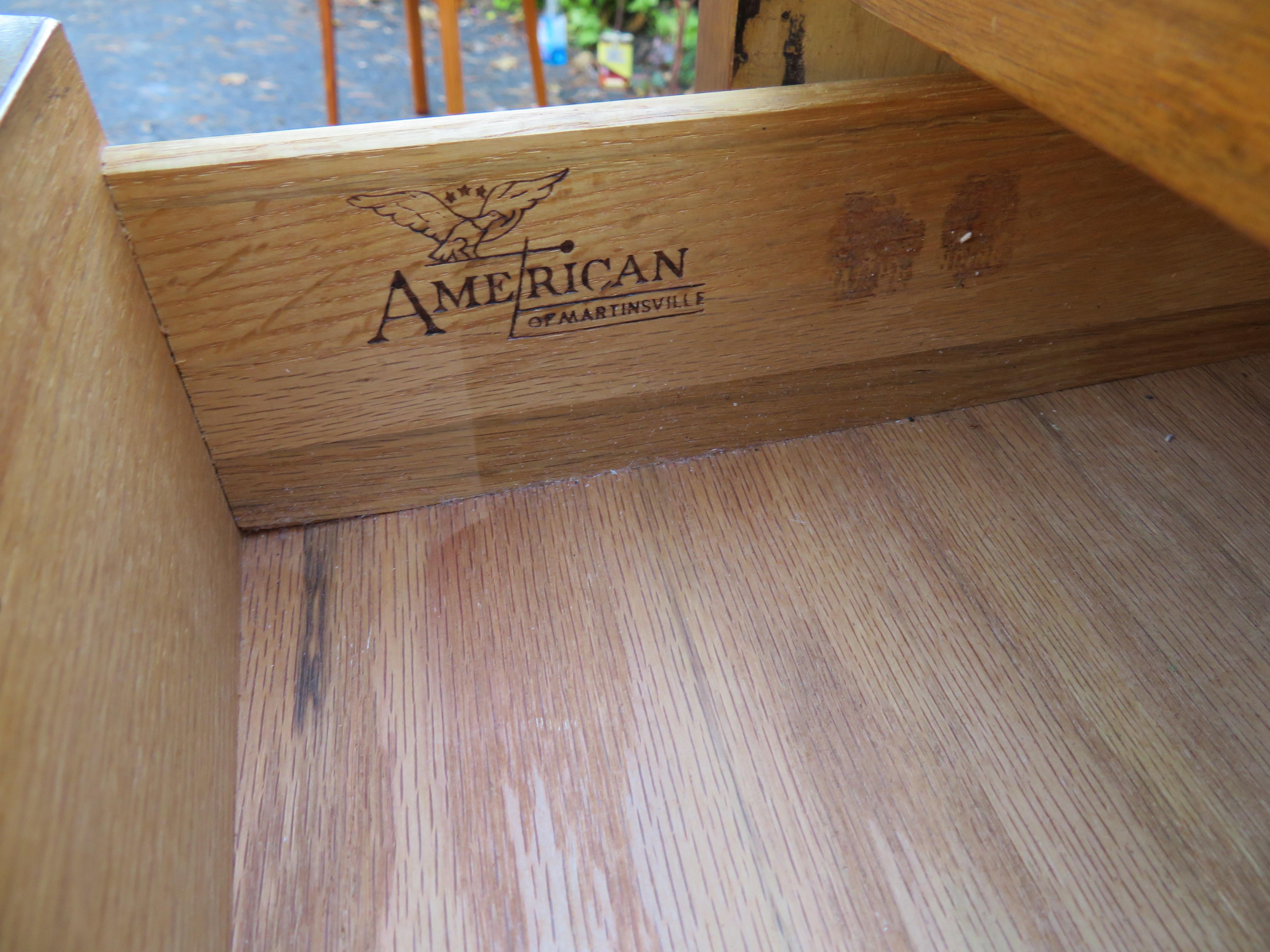 American of Martinsville Dania: 3-teiliger Schreibtisch aus gebleichtem Nussbaumholz (Messing) im Angebot