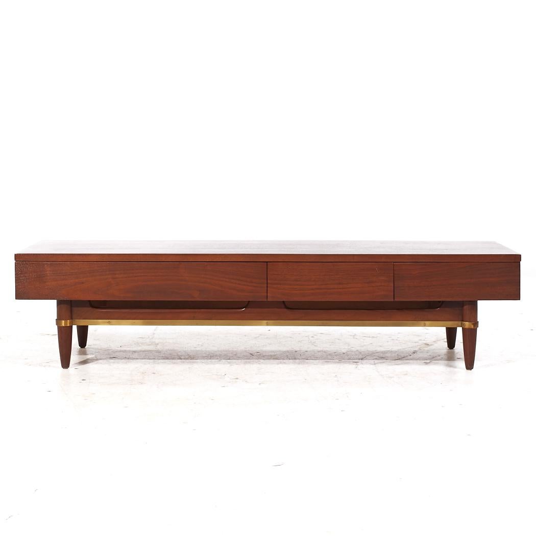 Banco de 3 cajones American of Martinsville Dania Mid Century Nogal y Latón

Este banco mide 54,25 ancho x 18,75 fondo x 12,75 alto

Todos los muebles pueden adquirirse en lo que denominamos estado vintage restaurado. Esto significa que la pieza se