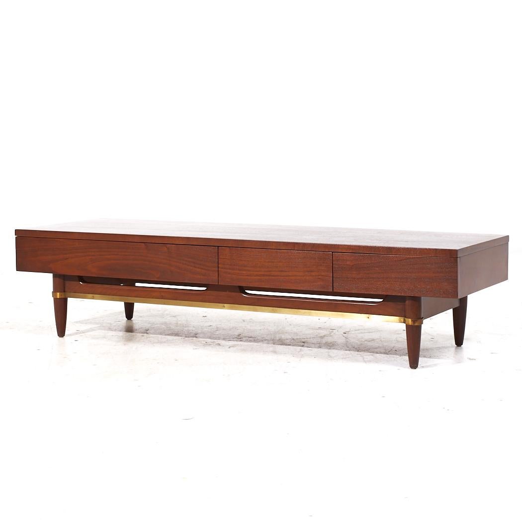 Banco de 3 cajones American of Martinsville Dania Mid Century Nogal y Latón Moderno de mediados de siglo en venta