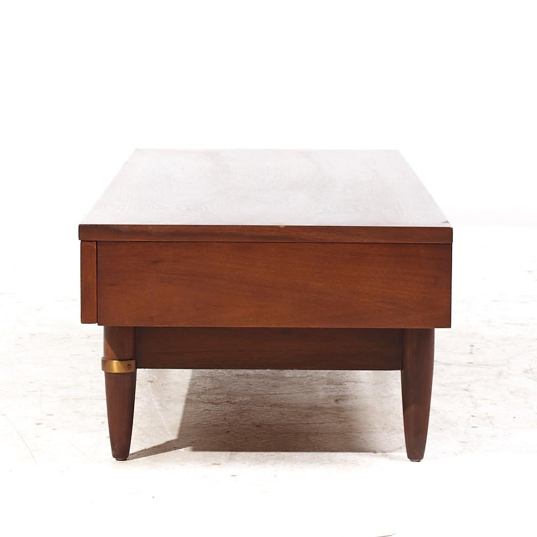 Banco de 3 cajones American of Martinsville Dania Mid Century Nogal y Latón Estadounidense en venta