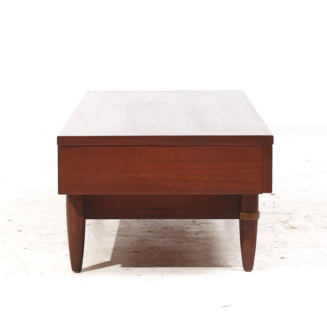 Banco de 3 cajones American of Martinsville Dania Mid Century Nogal y Latón en Bueno estado para la venta en Countryside, IL