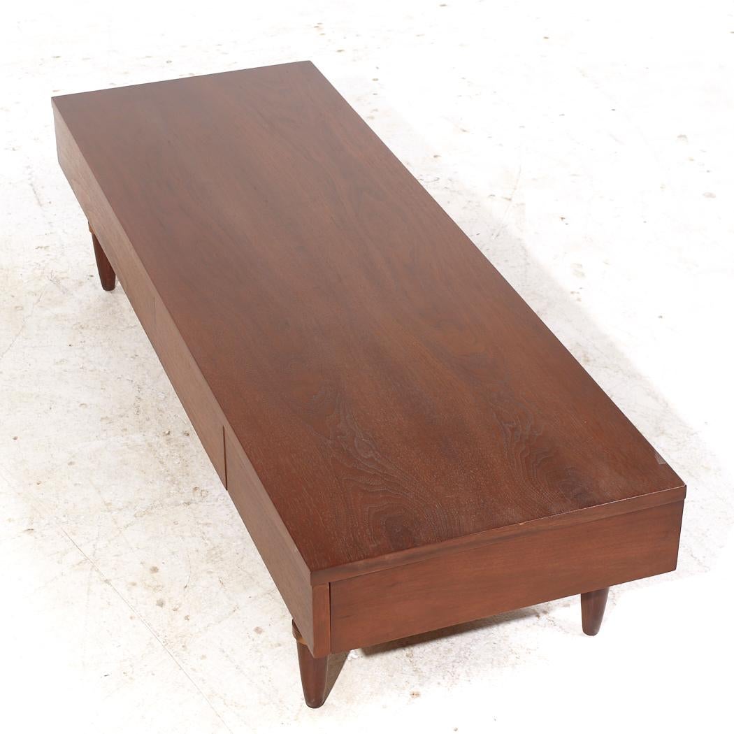 Banco de 3 cajones American of Martinsville Dania Mid Century Nogal y Latón finales del siglo XX en venta