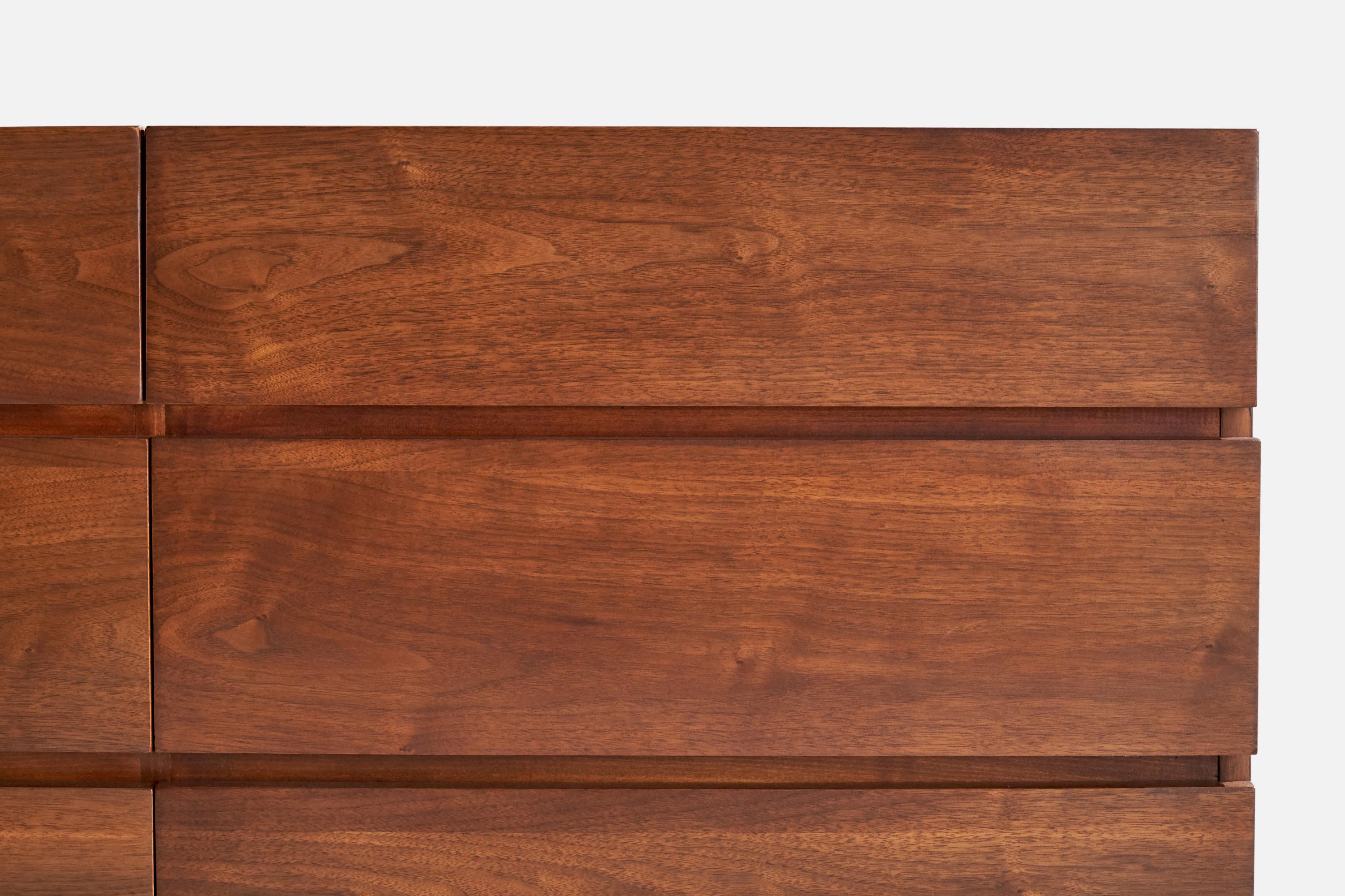 American of Martinsville, Dresser, Walnut, USA, 1950s In Good Condition For Sale In High Point, NC