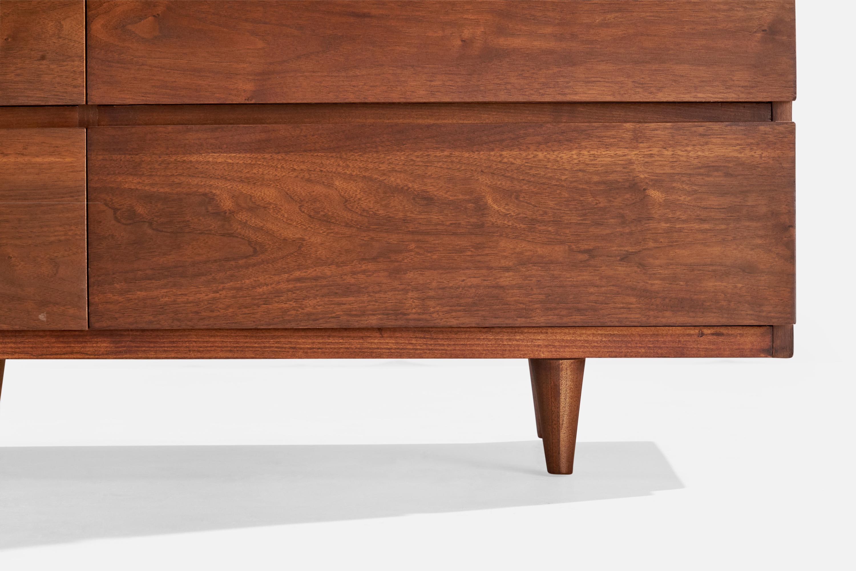 Mid-20th Century American of Martinsville, Dresser, Walnut, USA, 1950s For Sale