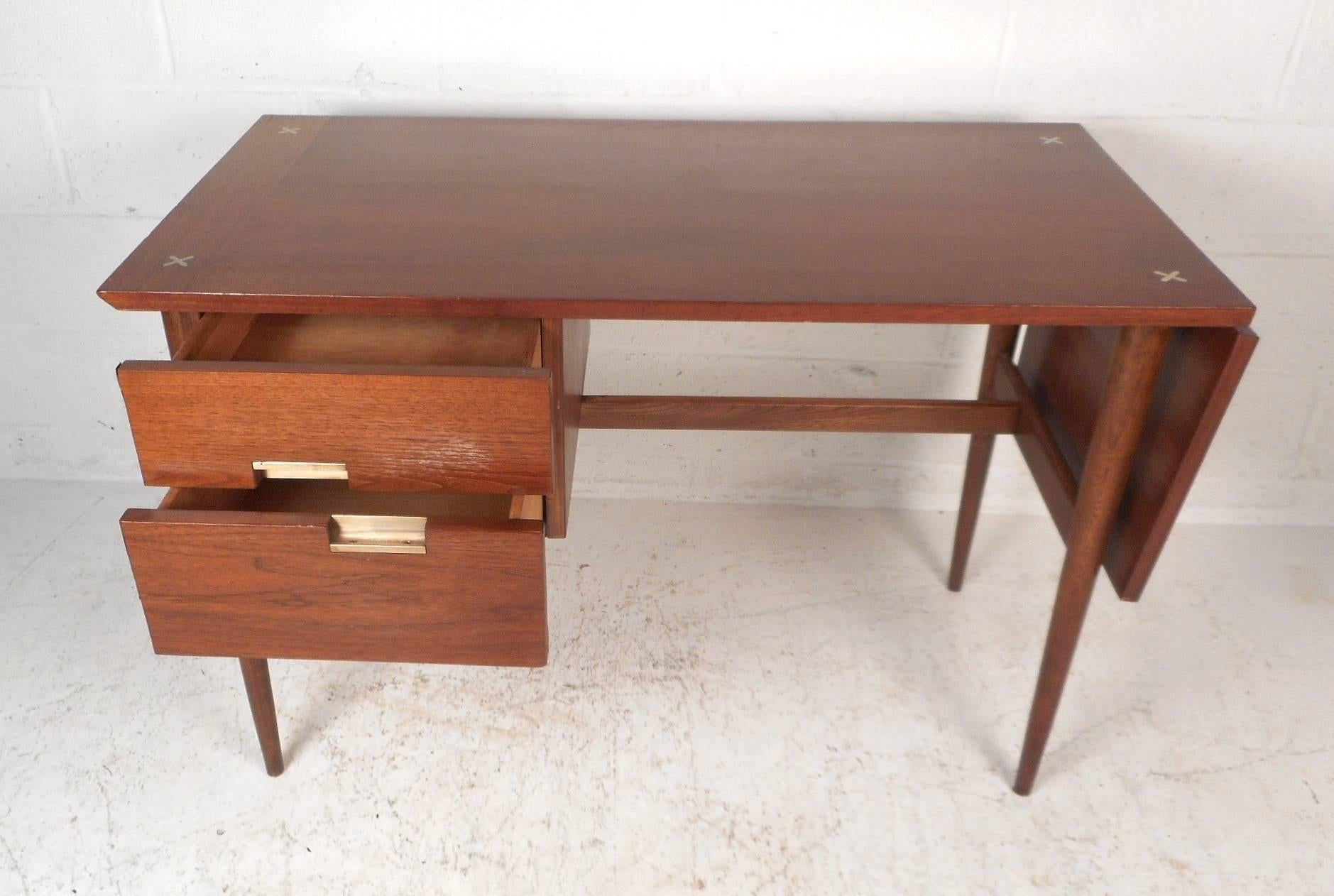 Américain Bureau à feuilles tombantes en noyer American of Martinsville de Merton Gershun