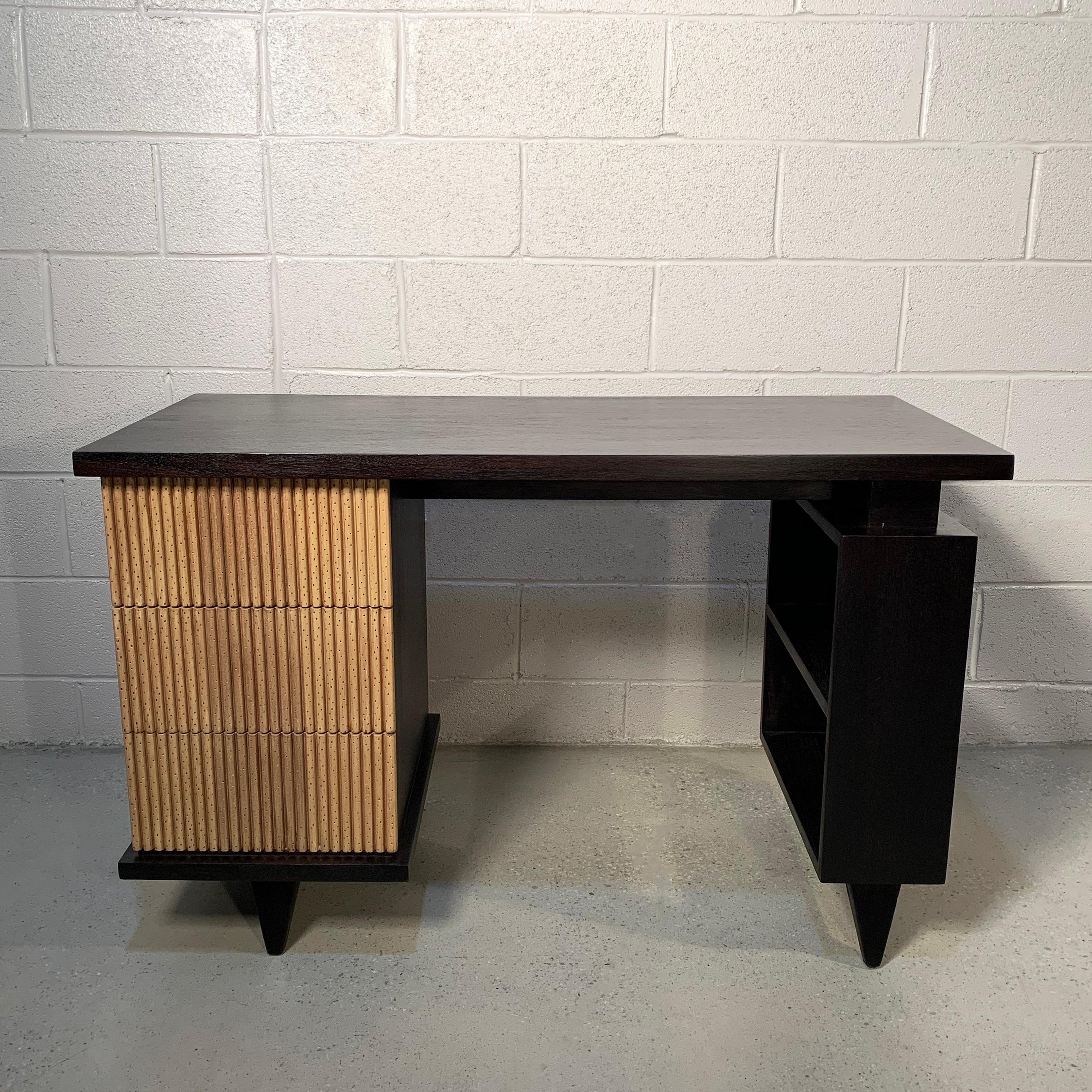 Mid-Century Modern:: Schreibtisch oder Eitelkeit von American of Martinsville verfügt über eine faux Bambus-Motiv auf es ist 3 Schubladen in schwarzem Lack mit offenen Regalen auf der gegenüberliegenden Seite gerahmt.