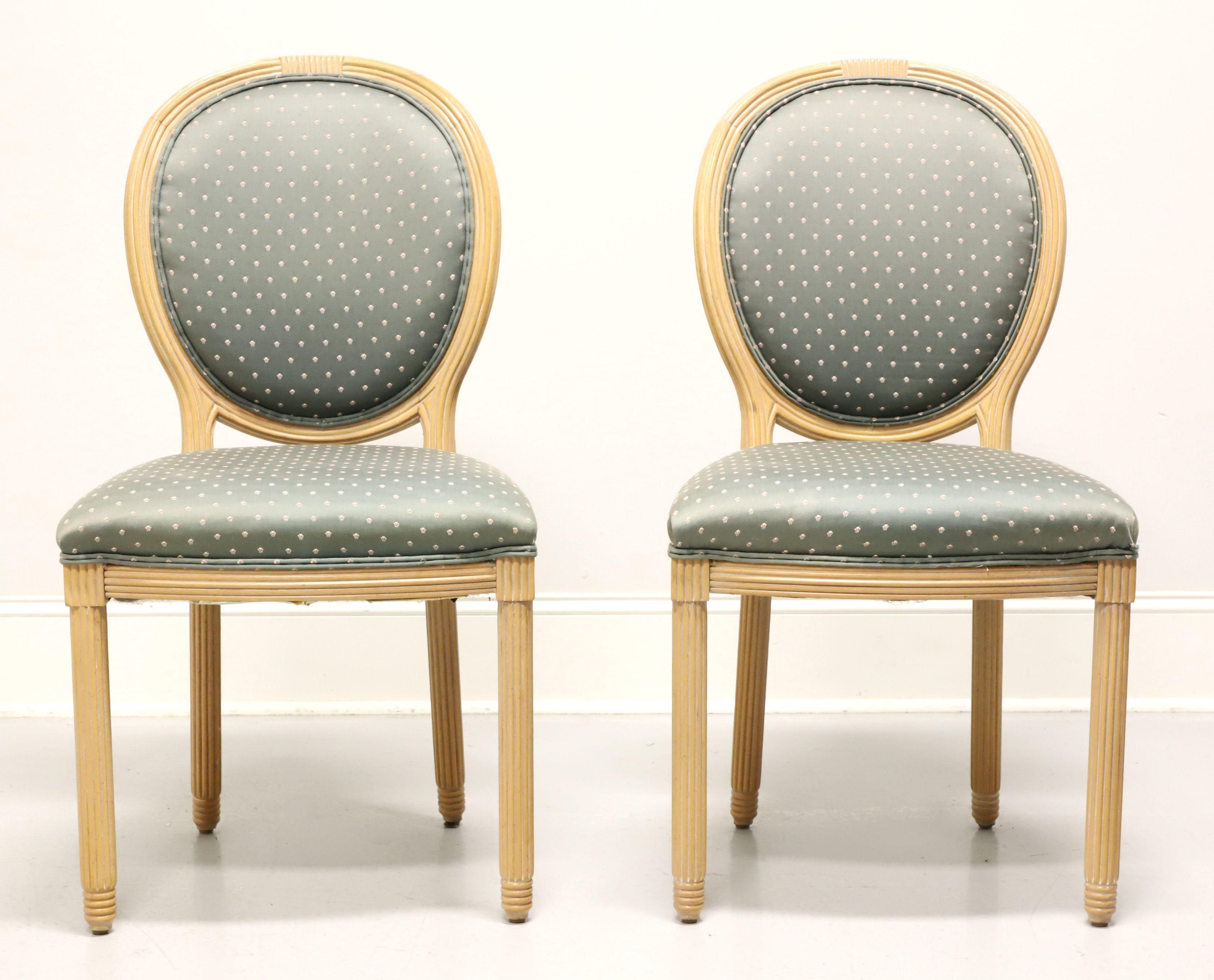 Américain Paire de chaises de salle à manger provinciales françaises Louis XVI AMERICAN OF MARTINSVILLE en vente