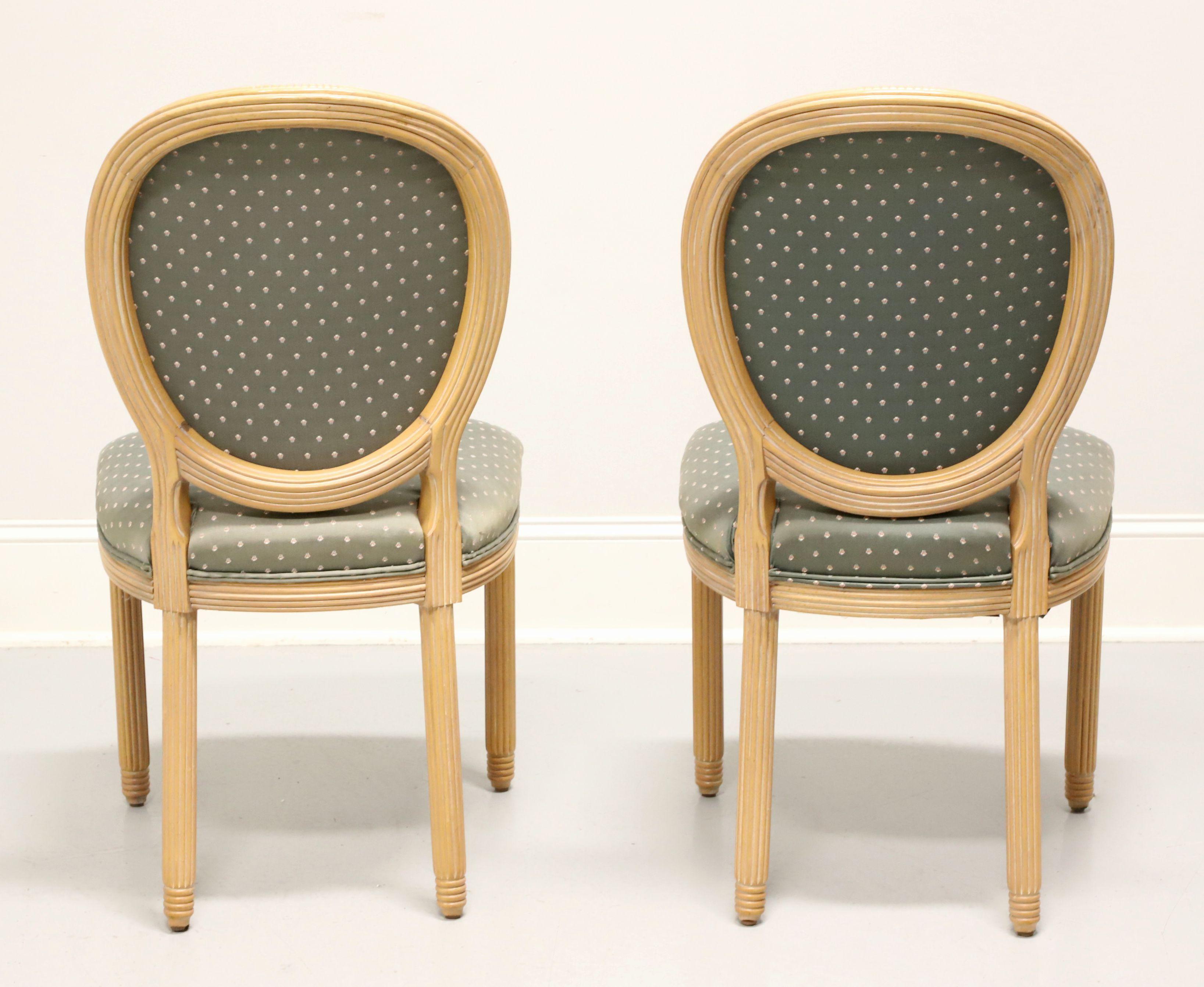 20ième siècle Paire de chaises de salle à manger provinciales françaises Louis XVI AMERICAN OF MARTINSVILLE en vente