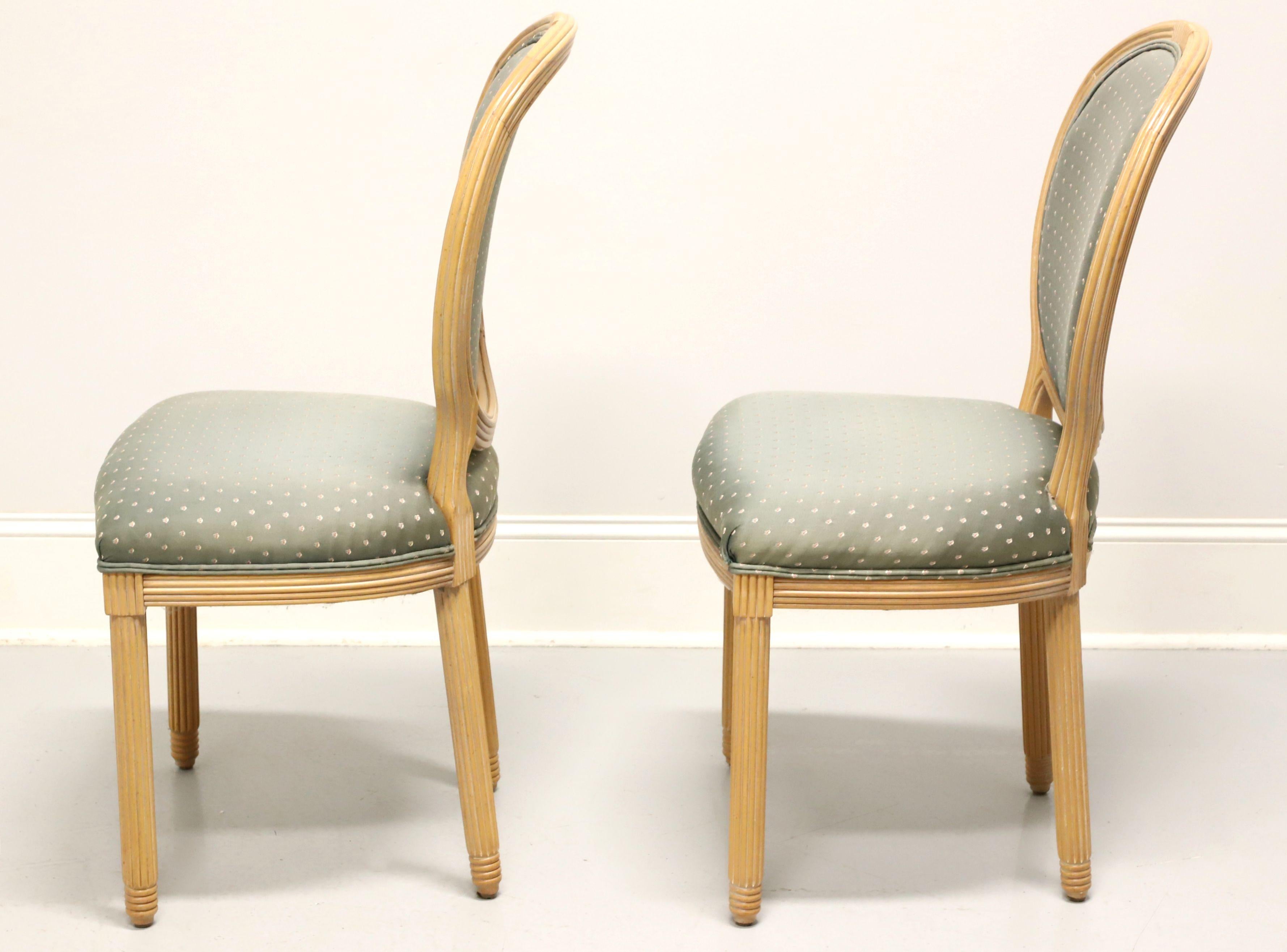 Tissu Paire de chaises de salle à manger provinciales françaises Louis XVI AMERICAN OF MARTINSVILLE en vente