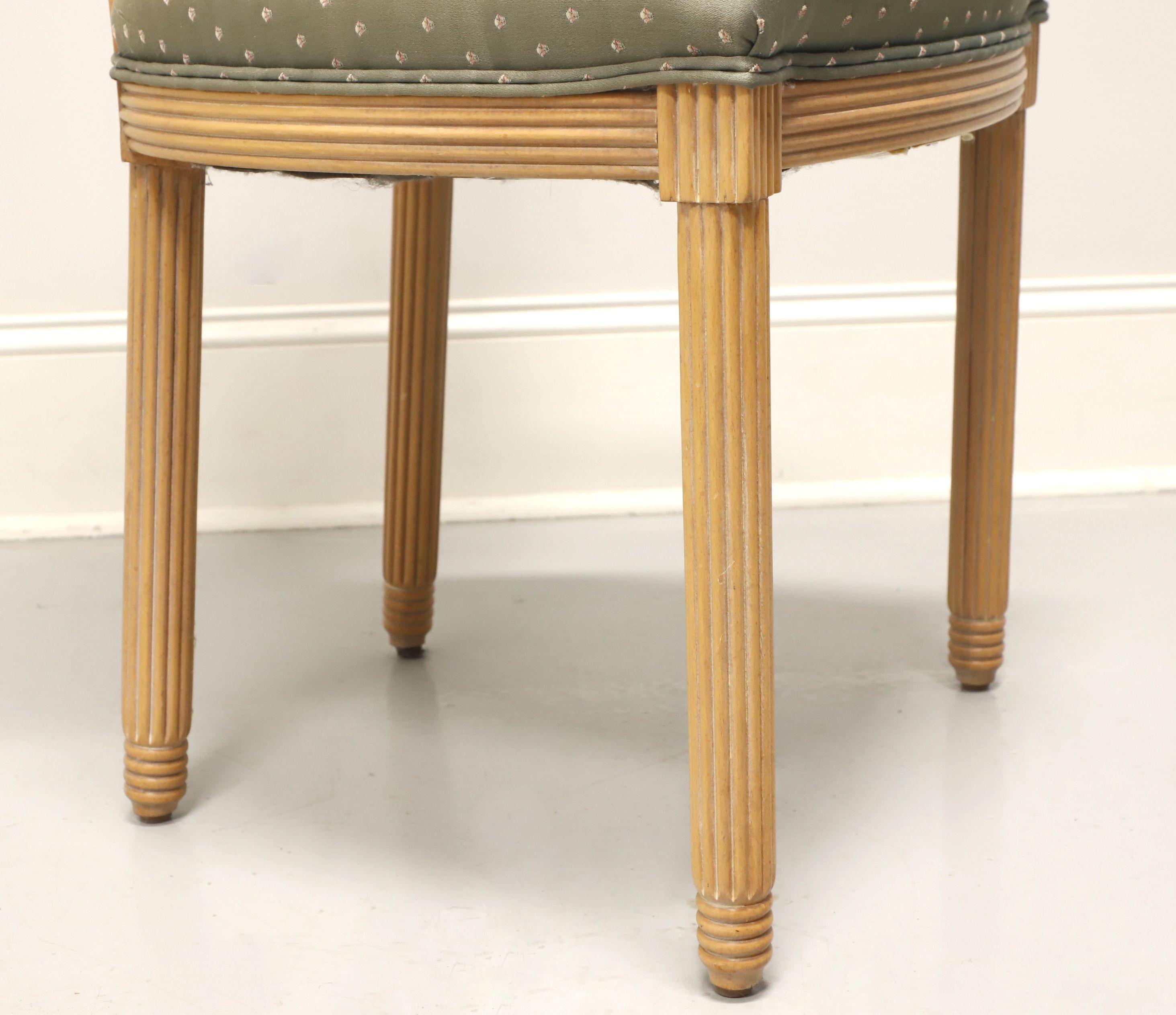 Paire de chaises de salle à manger de style Louis XVI provincial français MARTINSVILLE AMERICAN OF MARTINSVILLE en vente 3